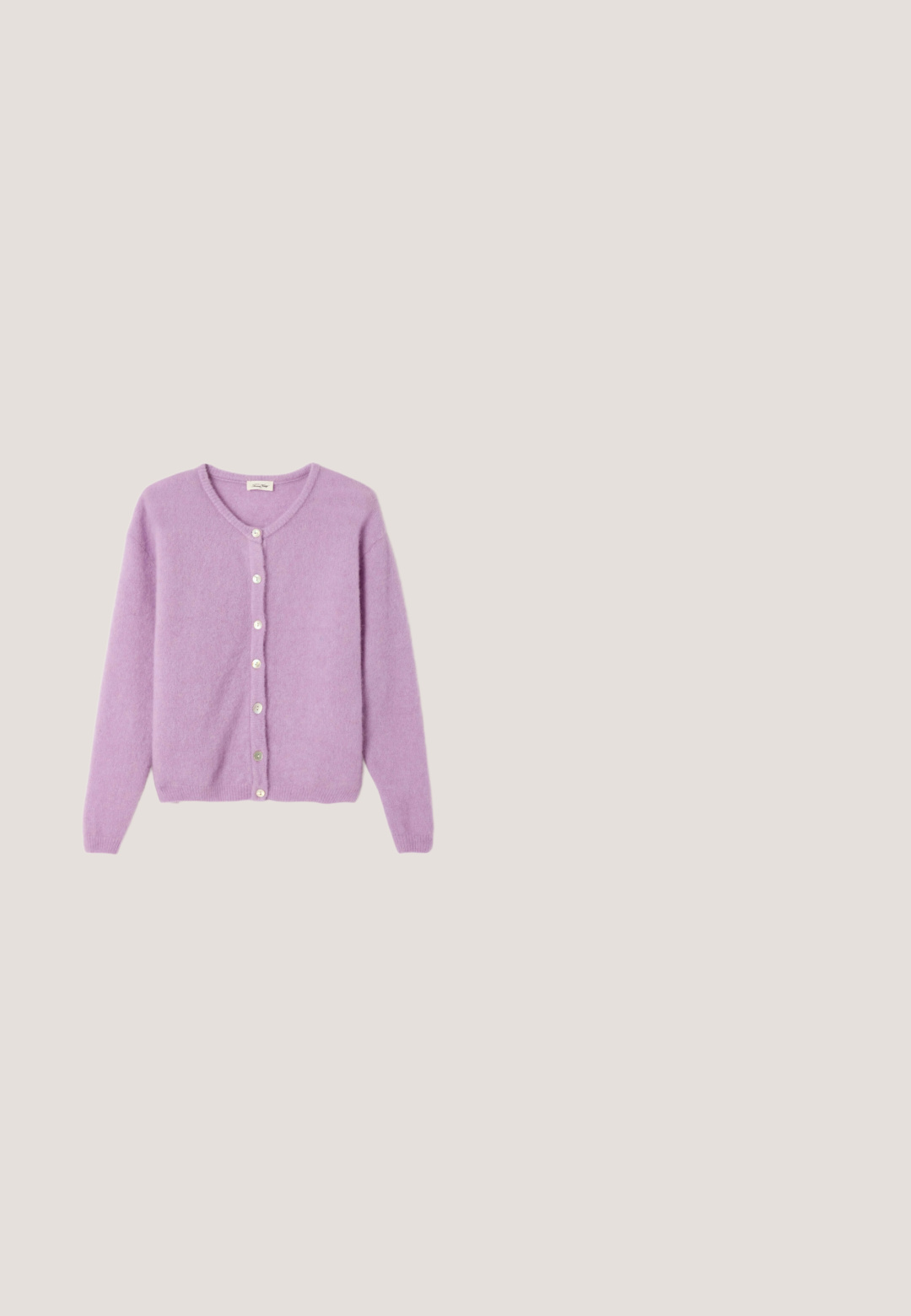 Cardigan lilas en tissu doux et texturé, avec un col en V, des manches longues et une rangée de six boutons nacrés sur le devant.; Débardeur sans manches en maille côtelée lavande avec encolure ronde et étiquette Marc O’Polo à l’intérieur du col au dos.; Pantalon ample lavande avec taille élastique et poches latérales, fabriqué en tissu léger, présenté à plat sur fond blanc.; Baskets en toile violet clair et bleu avec des lacets blancs et des semelles en caoutchouc, présentant un logo sur le côté et des panneaux de couleur contrastante.; Sac à main rectangulaire lilas avec de longues poignées arrondies et une fermeture éclair, présentant une texture douce semblable au daim.; Collier avec perles facettées violet clair et pierres en forme de goutte régulièrement espacées le long du fil, avec fermeture à fermoir doré.