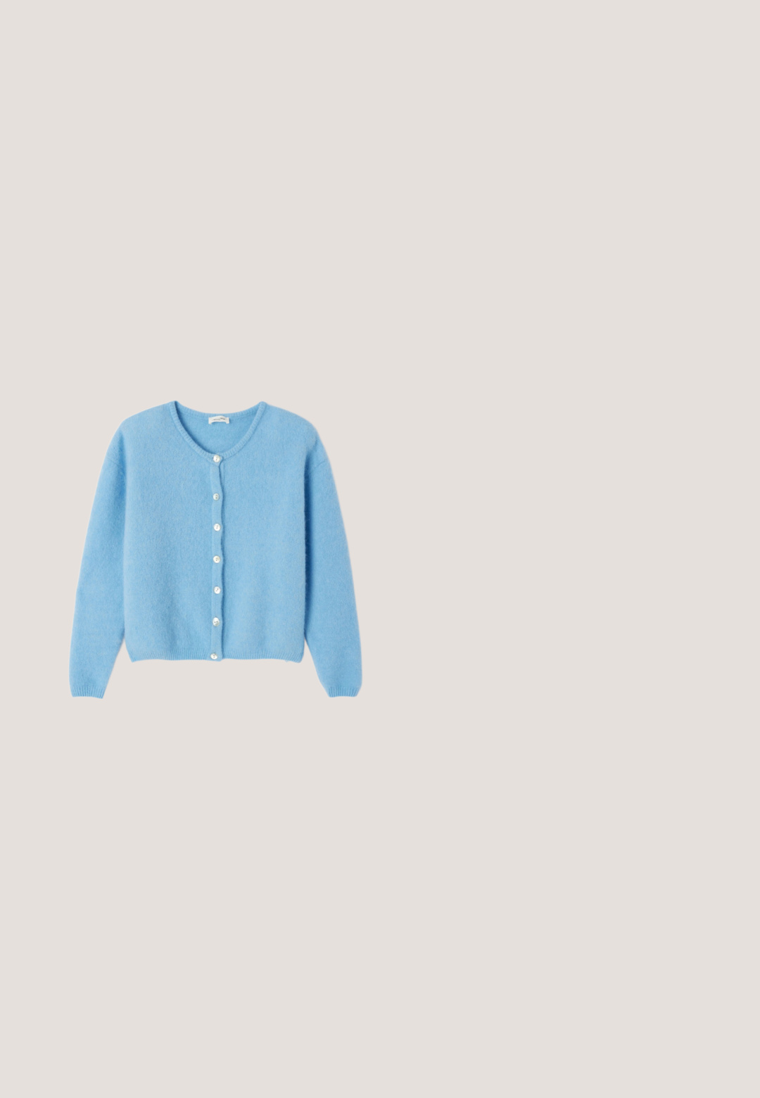 American Vintage Cardigan - atmosphere chine; Blød lyserød kortærmet bomulds-T-shirt med rund halsudskæring og enkel syning, lagt fladt på hvid baggrund.; Mørkeblå denim mininederdel med elastisk talje og bindedetalje foran, med sidelommer og lige kant.; Hvide sneakers med en glat læderoverdel, beige ruskind tåhætte og en struktureret tan gummisål. Har fem huller til snørebånd og en polstret hæl.; Grå ruskindsklæde med rektangulær form, klaplås, sølv cirkulært hardware-accent og præget mærkelogo på forsiden.; Guldarmbånd med kæde, der har fem jævnt fordelte klare stenaccenter, med en lås til hummer og justerbar længde. Teksturerede led tilføjer interesse.