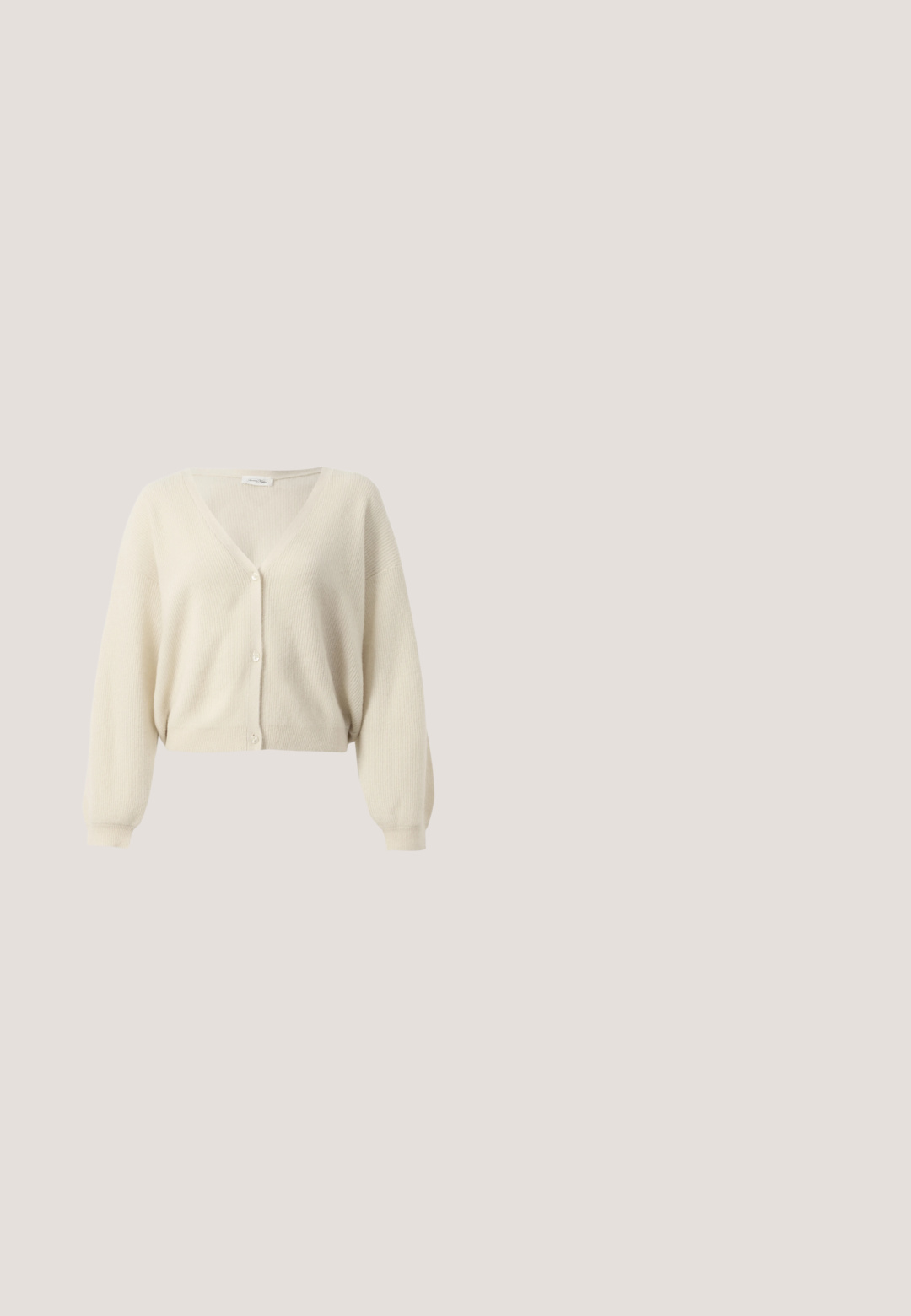 Beige, cropped cardigan i struktureret strikstof. Har V-hals, lange ærmer og knapper langs fronten.; Lyserød kortærmet t-shirt med rund hals og lille blomstermotiv i stregtegning på venstre bryst.; Beige bukser med brede ben, elastisk talje og snøre, med to foran lommer og ben i lige snit.; Brune og creme sneakers med en kombination af ruskind og satin materialer, der har tre diagonale striber og en struktureret gummisål.; Beige faux læder taske med en flettet kant, sølv nitter langs klappen og en aftagelig skulderrem. Firkantet form, glat tekstur.; Guldarmbånd med kæde, der har små runde perler og to dekorative sten. Justerbar lukning med en mærkat indgraveret med "SINGULARE".