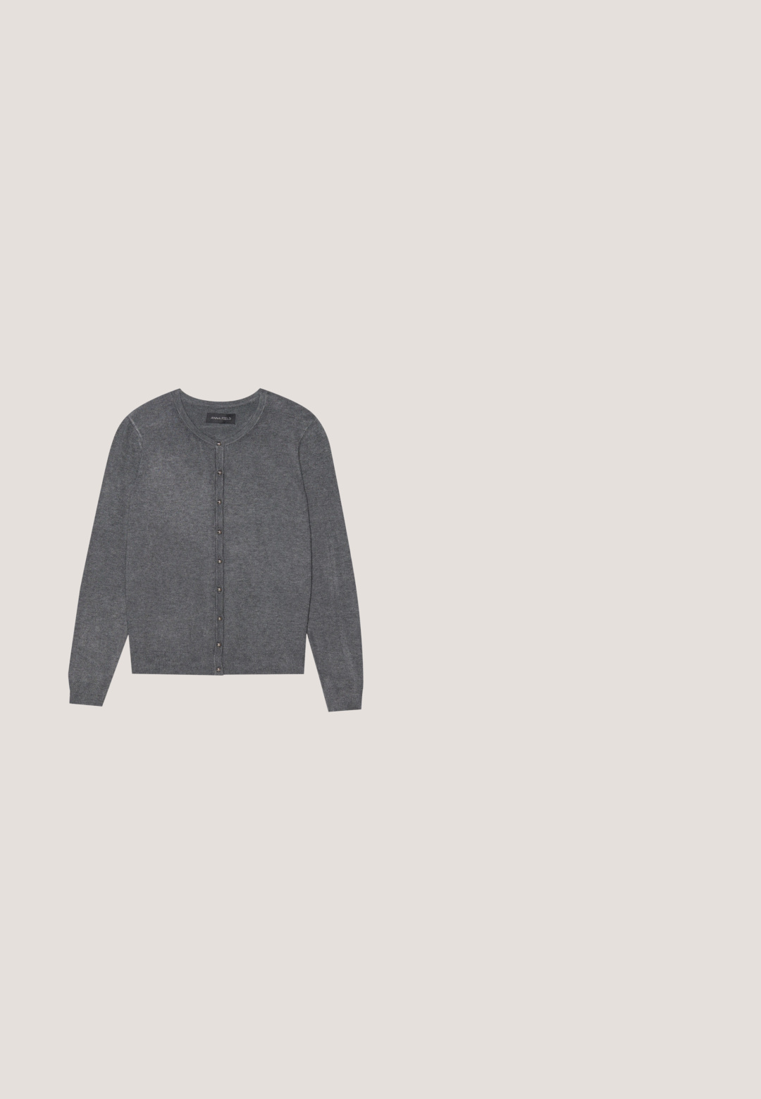 Grijze cardigan van lichtgewicht breiwerk met een ronde hals, lange mouwen en een sluiting met knopen aan de voorkant, voorzien van kleine zilverkleurige knopen.; Zwarte geribbelde tanktop met een ronde halslijn en brede bandjes, gemaakt van zachte stof. Geen zichtbare patronen of hardware-details.; Lichtblauwe spijkerbroek met wijde pijpen en een hoge taille. Heeft twee voorzakken en een vervaagd patroon langs de benen. De zoom is licht gefranjerd.; Zwarte instap schoen van soepel leer. Heeft een ronde neus, een decoratieve geweven band en een klein gouden accent. Platte zool.; Zwarte gestructureerde leren handtas met twee handvatten, een afneembare schouderriem en een klein aangehecht label op een witte achtergrond.; Zilveren oorbel met een gepolijste afwerking, met kleine gouden accentdetails en een ronde vorm, gedragen op de oorlel.