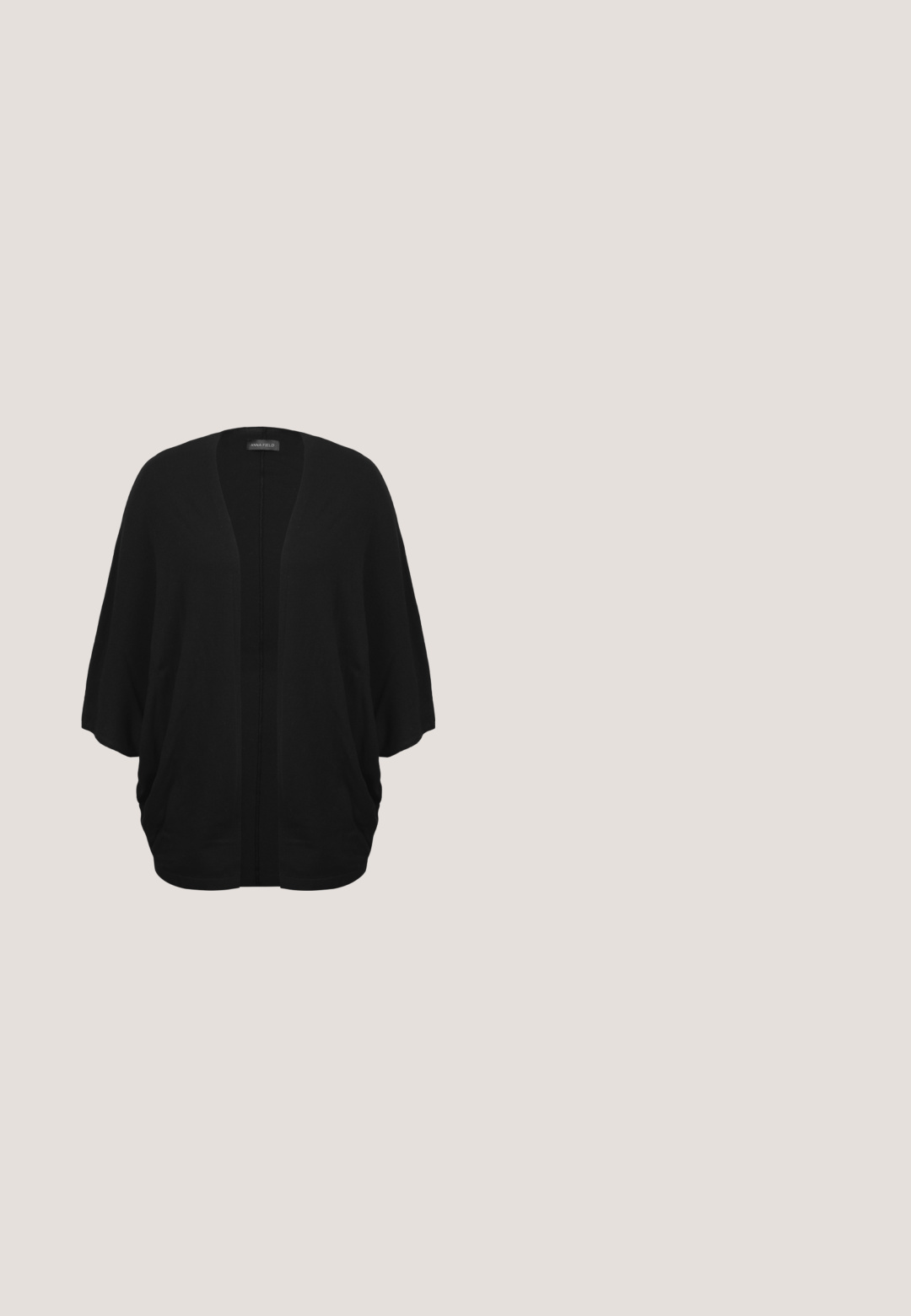 Sort oversized cardigan med åben front, trekvartlange ærmer og løs pasform, vist på ensfarvet baggrund.; Sort ærmeløs top med firkantet halsudskæring og udvidet kant, lavet af glat stof, vist mod en ensartet lys baggrund.; Sort skater nederdel lavet af blødt stof, med en tætsiddende talje, plisseringer foran og en vidde, knælang kant.; Ben iført mørke ribbede leggings kombineret med sorte balletsko med små sløjfedetaljer på hvid baggrund.; Sort læder bucket bag med diagonalt sømdesign, enkelt skulderrem og åben top, der fremviser en glat tekstur.; Sort ruskindsbælte med spænde i guld, afrundet rektangulært, rullet sammen på en hvid baggrund.
