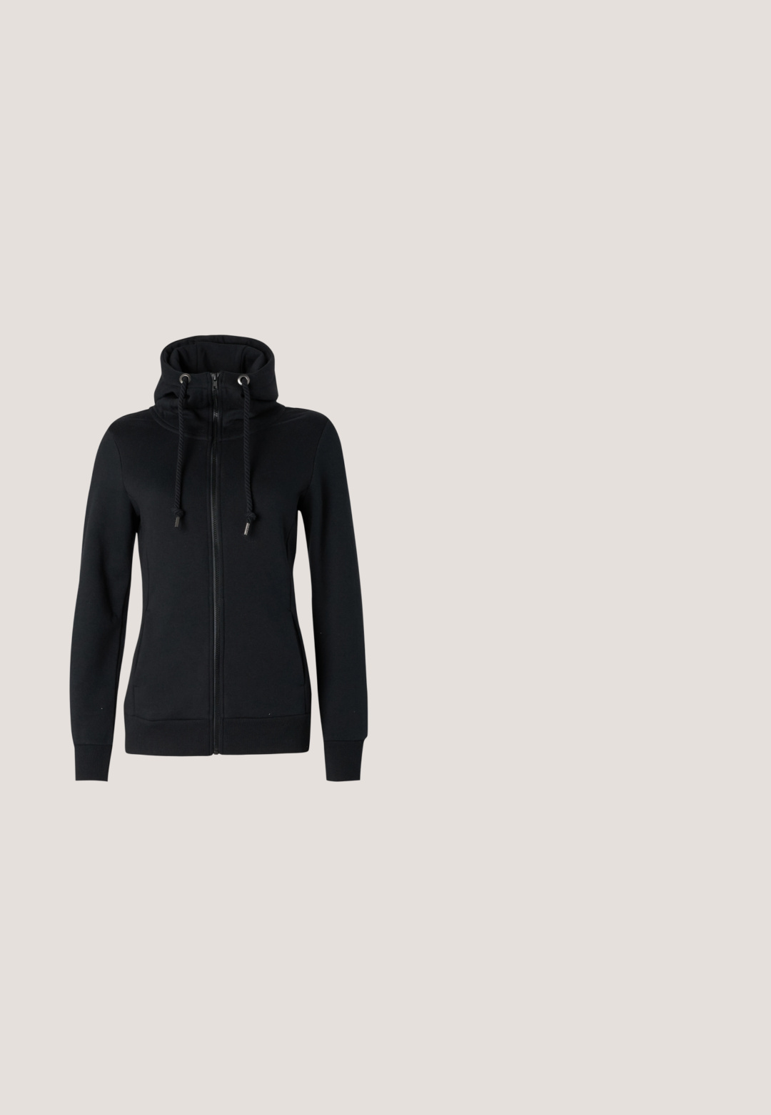 Schwarzer Zip-Hoodie mit hohem Kragen und Kordelzugkapuze, ausgestattet mit langen Ärmeln und gerippten Bündchen. Hergestellt aus weichem, elastischem Stoff.; Gelbes, enganliegendes T-Shirt mit kurzen Ärmeln und Rundhalsausschnitt aus glattem Stoff, ohne Muster oder Logos, auf weißem Hintergrund dargestellt.; Blaue High-Waist-Jeans mit geradem Bein, Knopf- und Reißverschluss, Vorder- und Gesäßtaschen, auf schlichtem, hellem Hintergrund dargestellt.; Hellbeiger und brauner Sneaker mit dicker weißer Sohle, der über einer strukturierten Betonoberfläche und Stufen in sanftem Licht schwebt.; Gelbe Ledertasche mit zwei Griffen, minimalistischem Design und kleinem silbernen "BIMBA Y LOLA"-Logo in der Nähe des unteren Mittelteils.; Creolen in Goldoptik mit glattem, skulpturalem Design. Mit polierten Oberflächen und einem einzigartigen Verschluss für sicheren Halt.