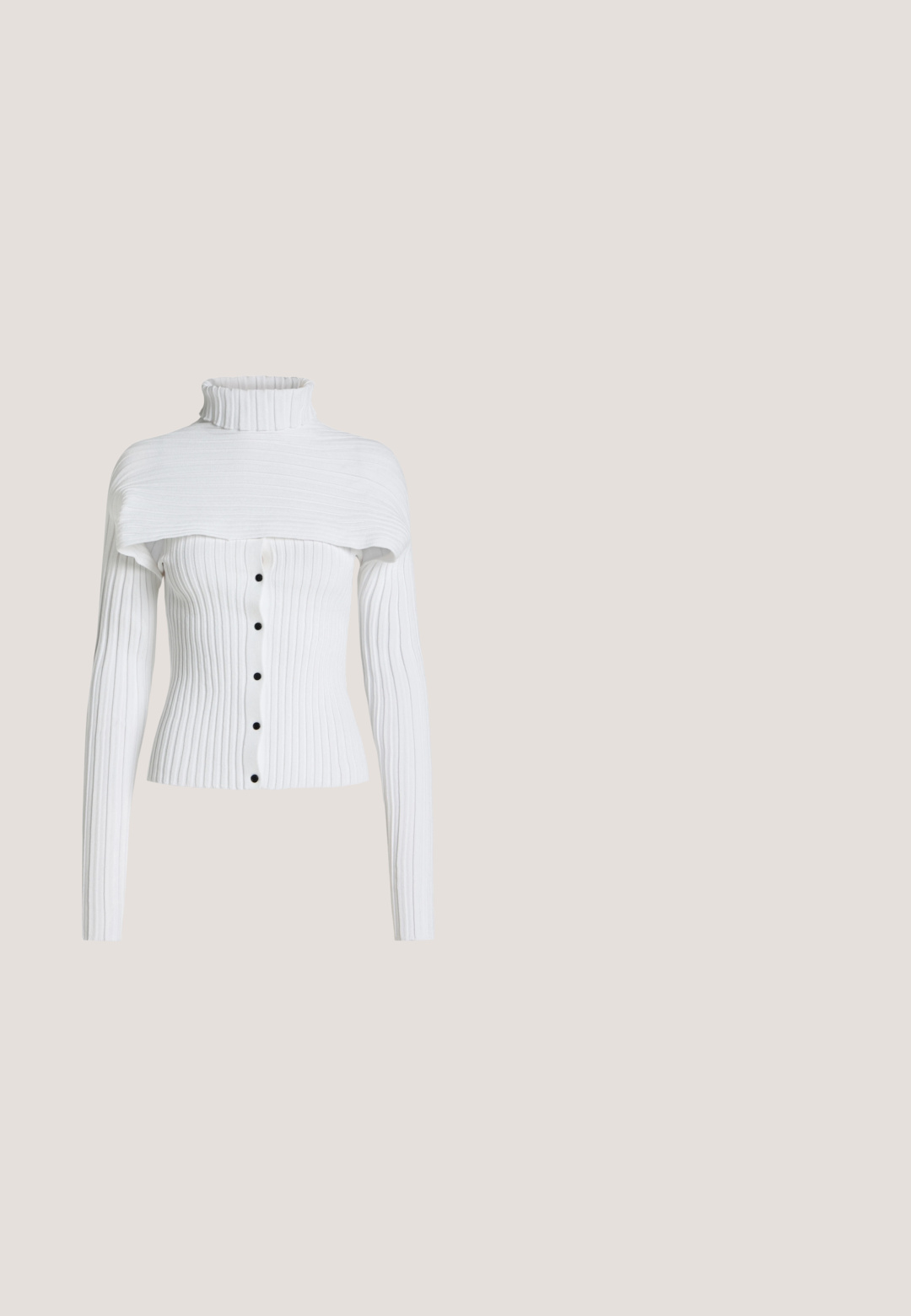 Hvid ribstrikket langærmet top med sorte knapper foran og et bredt off-shoulder panel over en høj rullekrave.; Marineblå ærmeløs top med et tie-dye mønster i forskellige nuancer af blå, med en glat overflade og en rund halsudskæring.; Lyseblå, trompetformede jeans lavet af denim, med høj talje, fem lommer og en let falmende farve mod kanten. Sølvfarvet knaplukning.; NEOUS HAMAL - Højhælede pumps - dark chocolate; Mørkebrun rektangulær læder skuldertaske med en enkelt tynd rem og spænde i guldton på en ensfarvet baggrund.; Guldtonsøreringe med et glat, afrundet design og poleret finish. Har en clip-on stil for nem påføring.