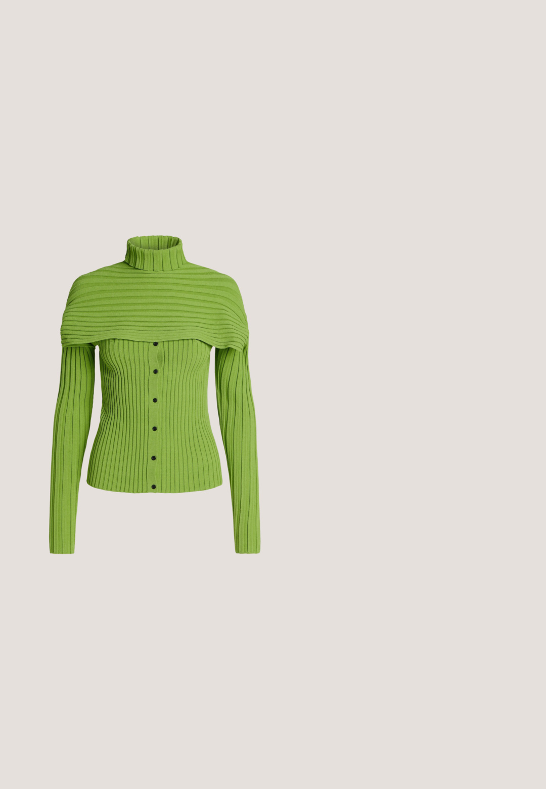 Groen geribd gebreid top met lange mouwen, hoge col en knoopsluiting aan de voorkant, met een aangehechte brede schoudercape.; Witte cropped t-shirt met groene afbeelding van een döner kebab, tekst "HAN KJØBENHAVN DÖNER HOUSE" en telefoonnummer eronder.; Zwarte jeans met wijde pijpen en groene accenten, gemaakt van denim, met een hoge taille, zijzakken en een metalen knopen sluiting.; Platte olijfgroene geweven slingback-schoen met een kleine vierkante hak en een verstelbare gouden gespsluiting.; Olijfgroene leren handtas met gevlochten handvat, gouden ritsdetail en klein gouden "Coccinelle" logo aan de voorkant.; Twee glanzende gouden hoepel oorbellen in een gebogen ontwerp, met oranje accenten bij de oorpost, tegen een eenvoudige witte achtergrond.