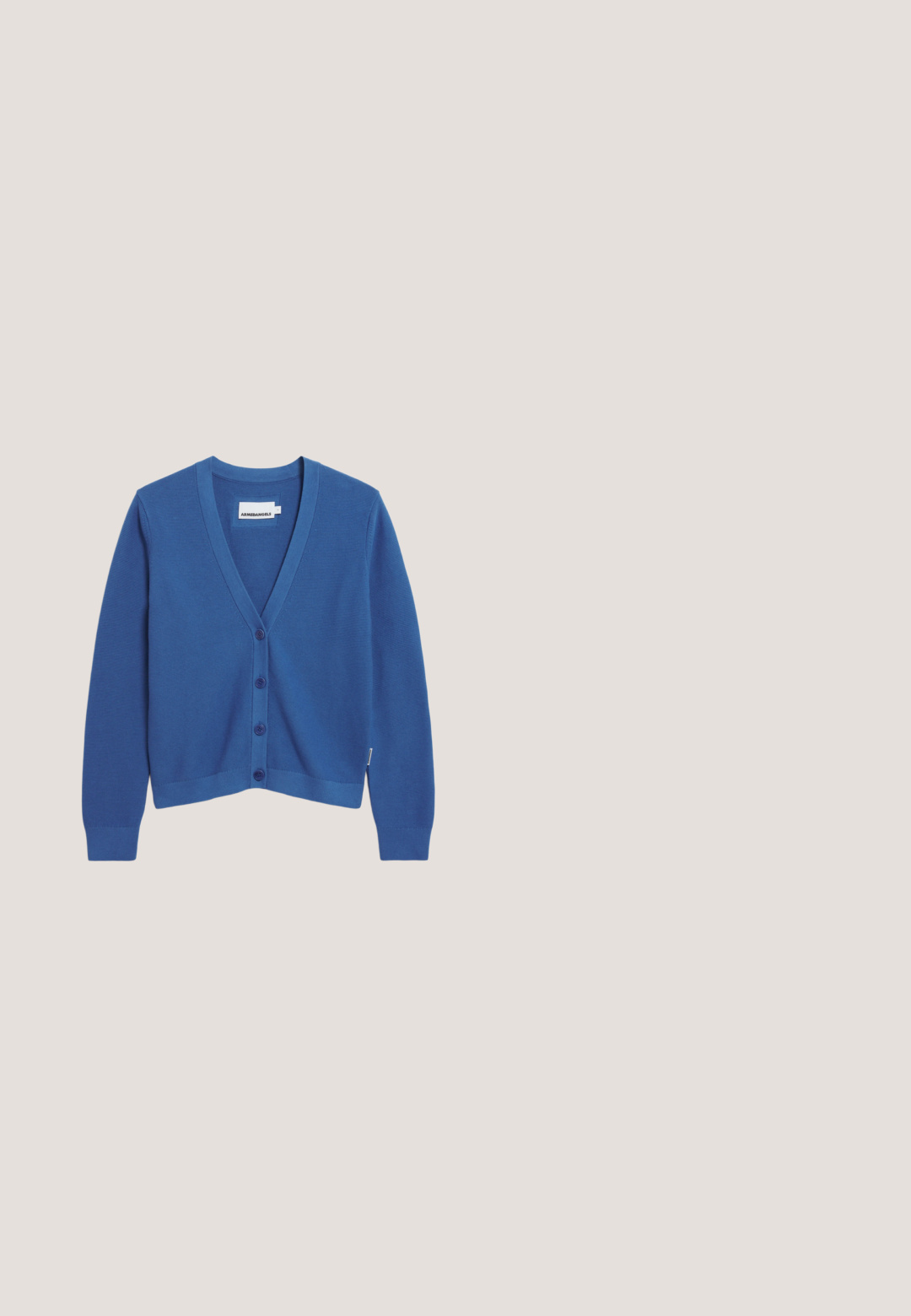 Blauer langärmliger V-Ausschnitt-Cardigan mit vier Knöpfen vorne und gerippten Bündchen, flach auf einem weißen Hintergrund liegend.; Hellblaues T-Shirt mit kurzen Ärmeln, geripptem Muster und Rundhalsausschnitt. Verfügt über ein weißes Etikett mit dem Markennamen am unteren Saum.; Hellblaue Jeans aus Denim mit weitem Schnitt, vorne Knopf- und Reißverschluss und Fünf-Taschen-Stil.; Dunkles Denim-Sneaker mit einem hellblauen Obermaterial, weißen Akzenten und einer strukturierten beige Gummisohle. Schnürdesign mit gepolstertem Kragen.; Rechteckige dunkelblaue Wildleder-Schultertasche mit doppelten Trägern und einem Reißverschluss oben.; Blau geflochtenes Stoffarmband mit silbernen Buchstabenwürfeln, die "LIEBESKIND" buchstabieren, und einem runden Metallverschluss. Einfaches, modernes Design.