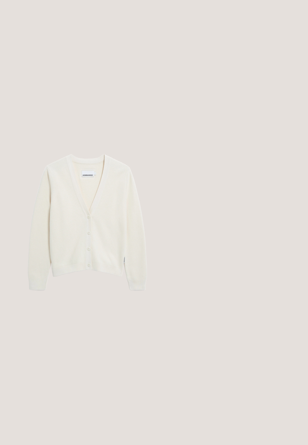 Ecrufarbener Cardigan aus weichem Material, mit V-Ausschnitt, gerippter Textur, fünf Knöpfen auf der Vorderseite und langen Ärmeln.; Weißes ärmelloses Tanktop mit rundem Ausschnitt, flach auf weißem Hintergrund liegend.; Cremafarbene Hosen mit weitem Bein, schwarzen geometrischen Bogenmustern, elastischem Bund und vorderer Bindung.; Damen Slipper mit braunem und schwarzem Leopardenmuster, schwarzer Umrandung und im Easy-On-Stil, präsentiert vor einem weißen Hintergrund.; Braune Wildleder-Handtasche mit zwei runden Griffen, goldfarbener Hardware, einem kleinen Anhänger und einem glatten Reißverschlussverschluss. Verfügt über subtile gestickte Akzente.; Goldene Tropfenohrringe mit einer glatten, polierten Oberfläche und gerundeten Unterseiten, die das Licht mit einem glänzenden Finish reflektieren.