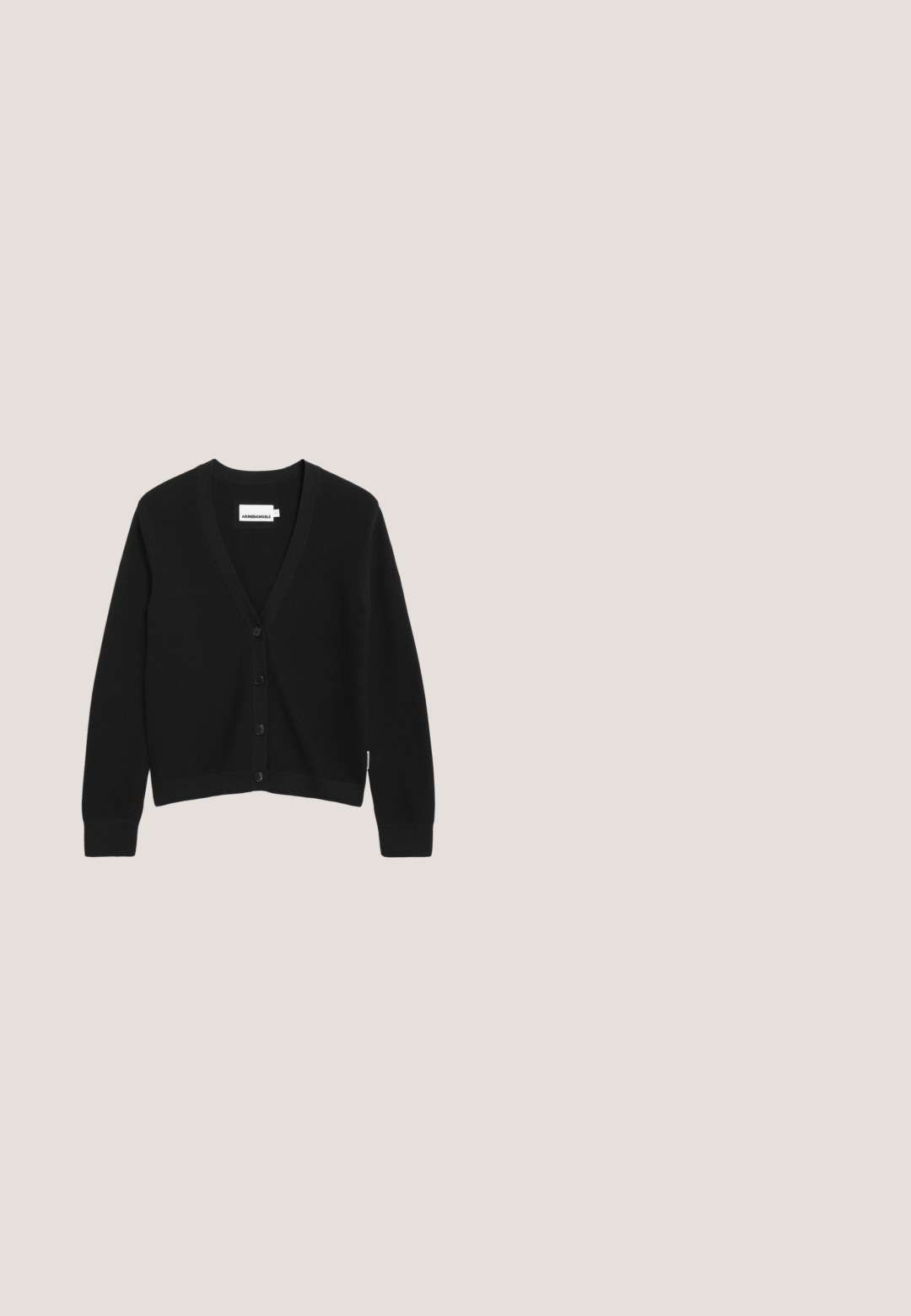 Schwarze Strickjacke mit einem V-Ausschnitt, aus einem glatten Material gefertigt. Verfügt über sechs Knöpfe vorne und gerippte Bündchen sowie einen gerippten Saum.; Schwarzes T-Shirt mit kurzen Ärmeln aus weichem Material, mit rundem Ausschnitt und einem lässigen Schnitt mit umgeschlagenen Ärmeln.; Schwarze Weiter-Flaggenhosen mit einem elastischen Bund, ausgestattet mit zwei seitlichen Taschen und einer glatten Stofftextur für Komfort.; Schwarze, weiche Stoffschuhe mit abgerundetem Zehenbereich, elastischem Rand und strukturiertem schwarzen Sohlen. Designed für Komfort und leichtes Tragen.; Schwarze Leder-Umhängetasche mit abgerundetem Boden, verstellbarem Riemen mit Schnalle und Nahtdetail an der Vorderseite.; Goldkette mit ovalen, länglichen Gliedern, einem Verschluss und einer verstellbaren Verlängerung mit einem muschelförmigen Charm.