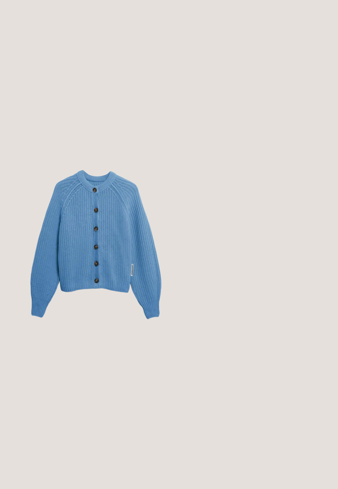 Lichtblauwe gebreide cardigan met lange mouwen, geribde manchetten en halslijn, en zes zwarte knopen aan de voorkant.; Lichtblauwe oversized t-shirt van zacht katoen, met een ronde halslijn en korte mouwen, voorzien van een rechte zoom.; Lichtblauwe denim jeans met een losse pasvorm, hoge taille, vijf zakken en subtiele vervaging langs de beennaden.; Blauwe en witte lage sneaker met een rubberen zool en roze hieltab, met witte strepen en vetersluiting op een witte achtergrond.; Lichtblauwe gewatteerde stoffen tas met twee handvatten en een lange schouderriem, met "BIMBA Y LOLA" in bruin geborduurd aan de voorkant.; Gouden ketting met een paars, halvemaanvormig stenen hanger en verstelbare sluiting, weergegeven op een witte achtergrond.