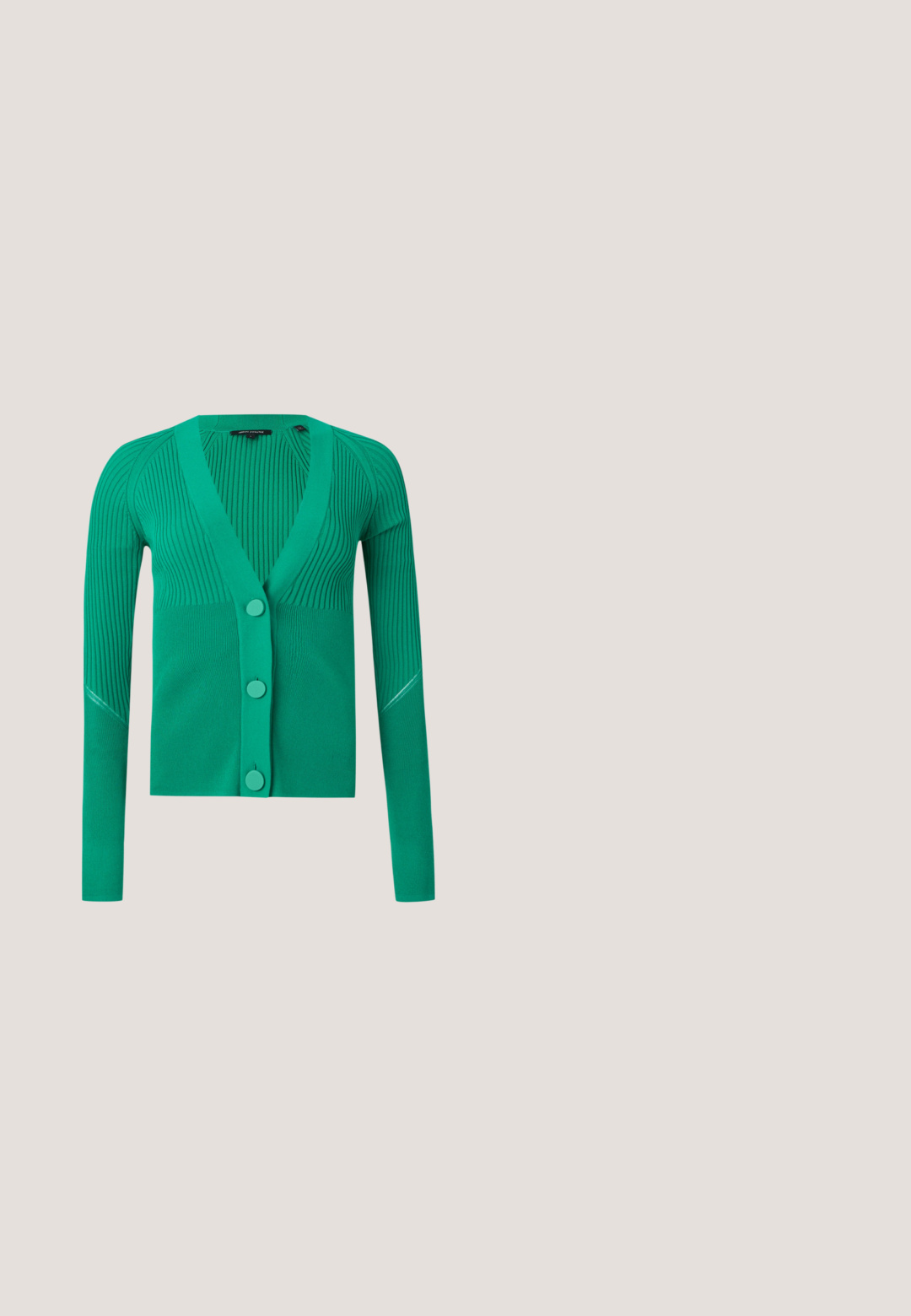 Groene geribde gebreide cardigan met lange mouwen en drie grote bijpassende knopen aan de voorkant, met een diepe V-hals.; Zwart mouwloos geribd tanktop met ronde halslijn en klein wit geborduurd logo in het midden op de borst.; Donkerdenim wijde pijpen jeans met een hoge taille, vijf zakken, zichtbare stiksels en lichte slijtage aan de voorkant. Klassieke knoop- en ritssluiting.; Zwarte leren plateau-schoenen met een ronde neus, voorzien van een platte zwarte zool en decoratieve strikveters aan de voorkant.; Rode leren handtas met dubbele lusgrepen, een ritssluiting aan de bovenkant en kleine zilveren logotekst aan de voorkant in het midden.; Metalen oorringen met een gebogen ontwerp, voorzien van een gepolijste zilveren afwerking en dunne zwarte accentlijnen. Met een steeksluiting voor bevestiging.
