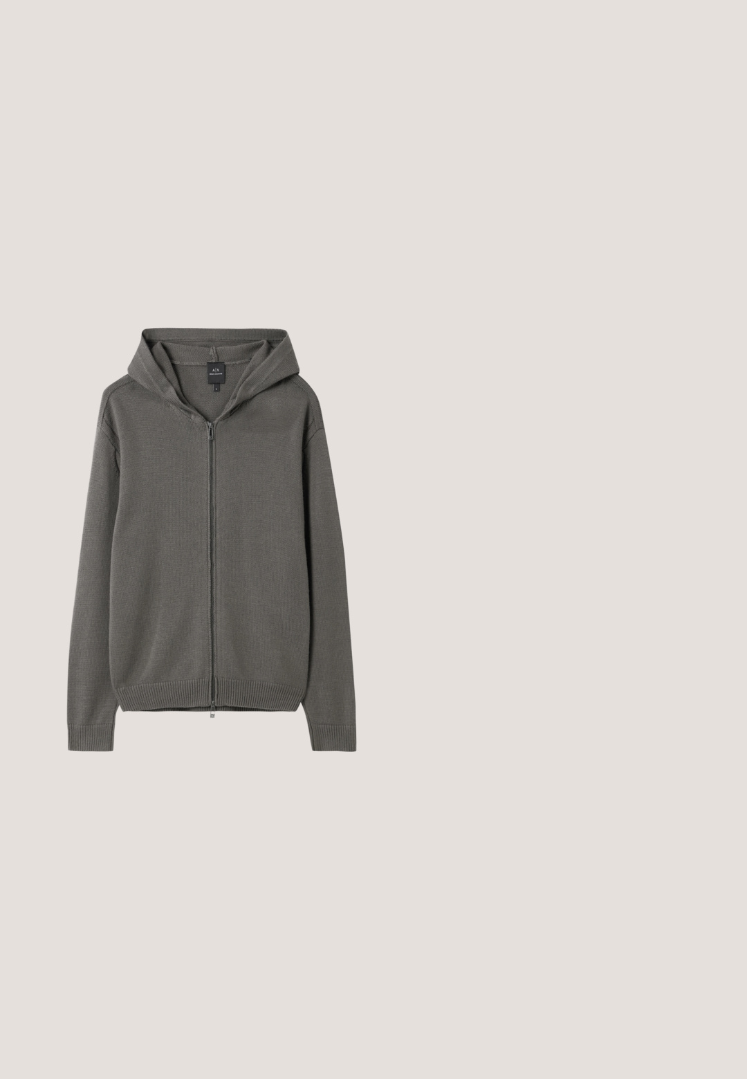 Haut à capuche en tricot gris avec une fermeture éclair sur le devant, des poignets et un ourlet côtelés, ainsi qu'une capuche réglable. Texture lisse avec un design simple.; Veste sans manches noire matelassée avec col montant, fermeture éclair à l'avant et deux poches latérales zippées.; T-shirt noir à manches courtes avec col rond, comportant un logo aigle en relief discret sur la poitrine et une étiquette de marque à l'intérieur du col.; Pantalon de survêtement noir avec taille élastique, cordon de serrage ajustable et logo imprimé sur le côté. Tissu lisse avec une coupe fuselée.; Baskets blanches en cuir avec un dessus texturé, bout rond, semelle plate blanche et lacets ton sur ton. Marque discrète sur la languette.; Sac bandoulière rectangulaire noir avec poche avant zippée, sangle réglable et plaque logo rectangulaire argentée sur fond uni.