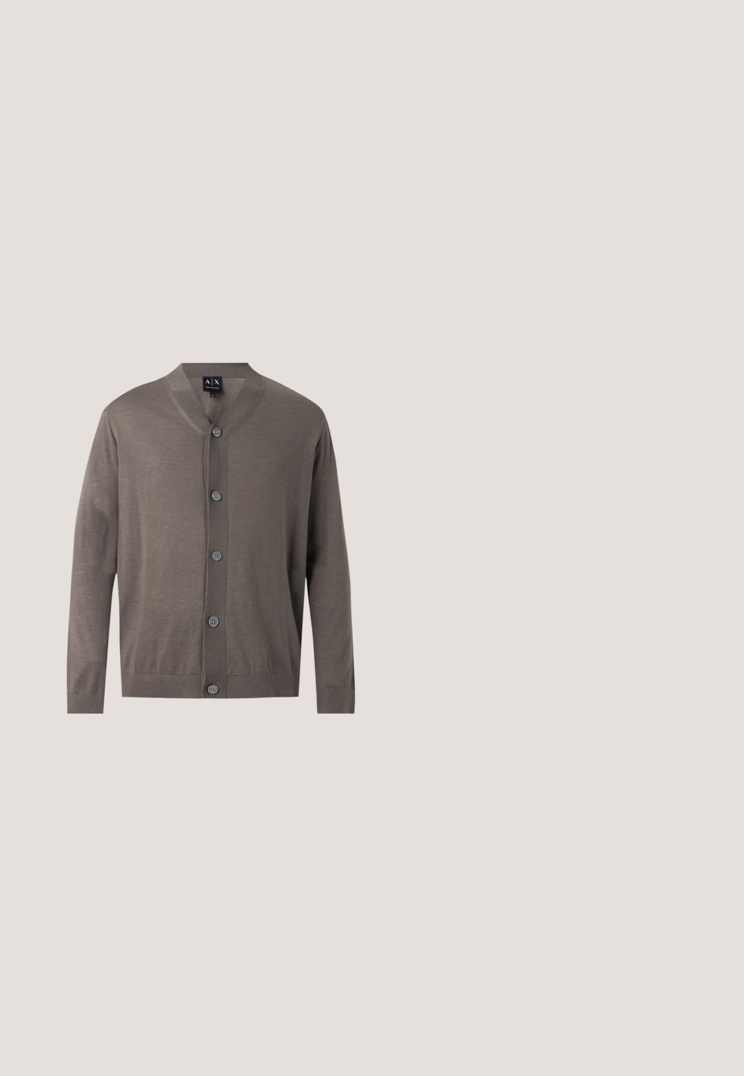 Cardigan marron à manches longues boutonné, avec poignets et ourlet côtelés, col en V et cinq boutons sur le devant.; Veste beige sans manches avec une fermeture éclair à l’avant et un col rond, présentée à plat sur un fond clair.; Chemise beige à manches courtes en tissu texturé, dotée d'un col, d'une poche poitrine et de boutons marron sur le devant.; Shorts verts en tissu texturé, avec des rayures blanches verticales, une ceinture à cordon de serrage ajustable et des poches latérales en biais.; Baskets en cuir blanc avec un bout rond, design simple à lacets, semelle intérieure rembourrée et semelle en caoutchouc beige contrastante. Texture lisse sur l'ensemble.; Sac bandoulière beige avec poche avant, sangle à boucle noire, quincaillerie dorée et motif embossé subtil sur la surface du tissu.