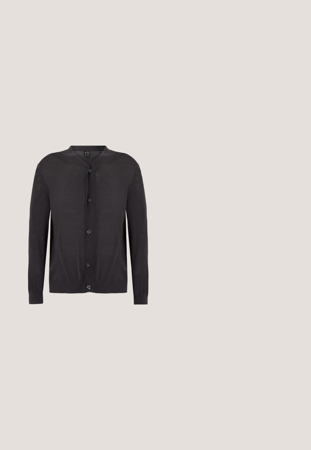 Cardigan noir à manches longues avec cinq boutons sur le devant et un col rond sur un fond uni.; Veste beige sans manches avec une fermeture éclair à l’avant et un col rond, présentée à plat sur un fond clair.; Chemise marron à manches longues avec boutons, col classique et boutons noirs, présentée sur un fond blanc uni.; Pantalon droit vert olive avec passants de ceinture, fermeture éclair à l’avant et poches, présenté sur un fond blanc uni.; Baskets basses beiges en daim avec fermeture lacée et semelle épaisse en caoutchouc, vues de profil sur fond blanc uni.; Petit sac bandoulière rectangulaire marron avec texture à motifs, patch logo devant, fermeture éclair et large bandoulière réglable.