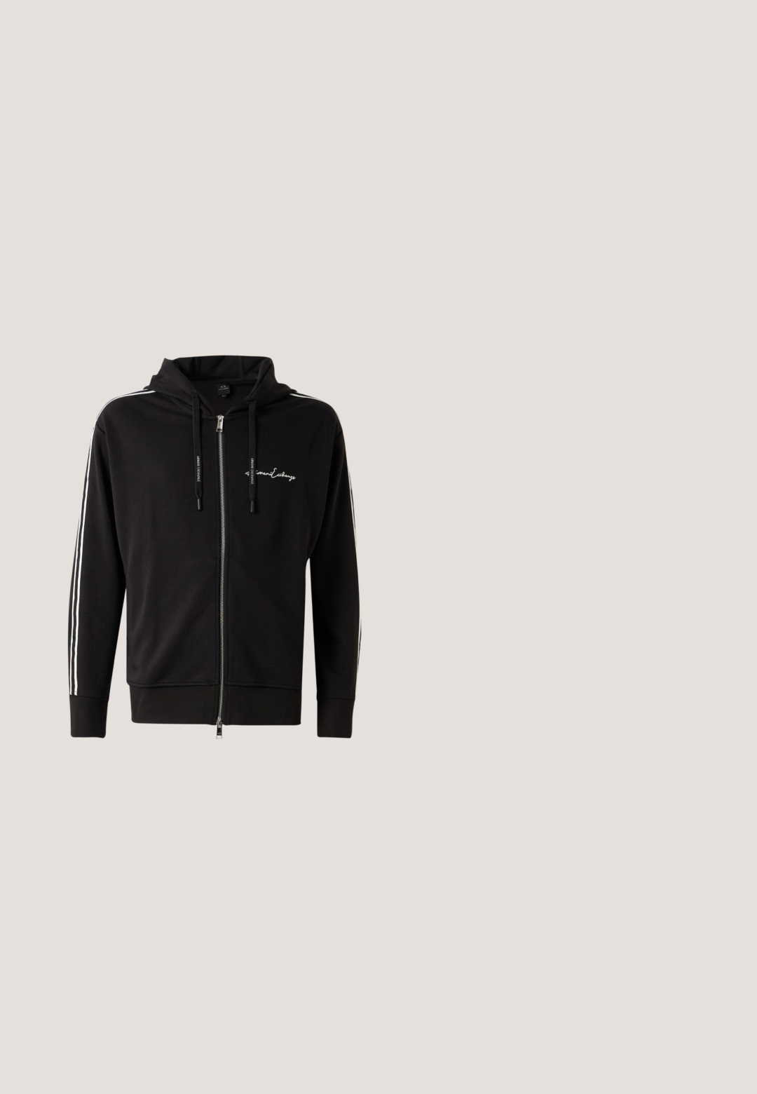 Sort fuld-zip hoodie med hvide striber på ærmerne, snore mærket "Armani Exchange" og lille broderet Armani Exchange-logo på brystet.; Sort ærmeløs quiltet vest med høj krave, lynlås foran, to lynlåslommer i siderne og diskret brystlogo på ensfarvet baggrund.; Sort bomulds t-shirt med korte ærmer, der har et lille gult broderet logo på venstre brystområde. Klassisk crew neck design.; Hvide sweatpants lavet af blødt stof, med sorte trykte logoer "EA7" og "Emporio Armani" langs venstre ben, med elastisk talje og mansjetter.; Sort lavtop-sneakers med hvid sål og grå hælkappe, set fra siden på en helt hvid baggrund.; Sort firkantet skuldertaske med lynlås, frontlomme og justerbar rem med præget brandnavn.