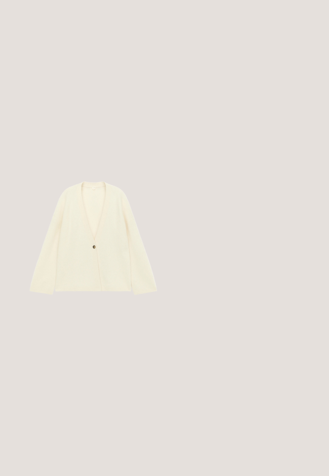 Beige vest gemaakt van zacht gebreide stof, met een diepe V-hals, lange mouwen en een enkele knoopsluiting aan de voorkant.; Beige linnen jurk met een kraaghalslijn, korte mouwen, twee borstzakken, een tailleband en een knoopsluiting aan de voorkant.; Bruine leren slippers met vier gekruiste riemen, een gevoerde binnenzool en een textuurrijke zool voor grip. Eenvoudig en open ontwerp.; Zeskantige zonnebril met schildpadmotief, gouden metalen brug en bruine verloopglazen.; Tanan gekorrelde leren schoudertas met een rechthoekige vorm, gouden hardware en logo-details. Voorzien van een verstelbare schouderband voor extra gemak.; Delicate gouden ketting met verstelbare sluiting, met een ronde, getextureerde gouden hanger en een klein wit parelbedeltje.