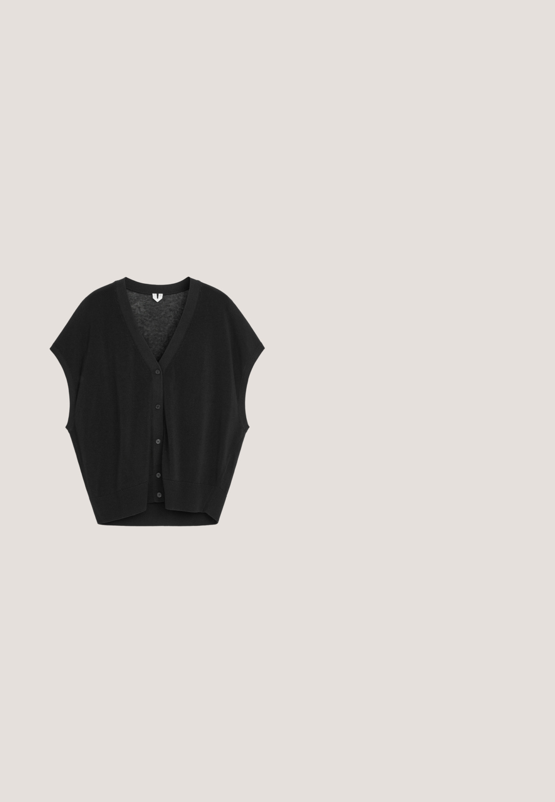 Schwarze ärmellose Strickjacke mit V-Ausschnitt und fünf Knöpfen vorne, mit geripptem Saum und Armausschnitten, flach auf weißem Hintergrund ausgelegt.; Schwarzes Tanktop mit dünnen Trägern, aus weichem, dehnbarem Material. Hat ein einfaches, enganliegendes Design und einen runden Ausschnitt.; Schwarze Hosen mit weitem Bein, hohem elastischem Bund und verstellbarem Kordelzugverschluss, aus glattem Stoff.; Schwarzer Slip-on-Mule mit geschlossen abgerundetem Zehenbereich und niedrigem flachem Absatz, von der Seite auf weißem Hintergrund gezeigt.; Schwarze Sonnenbrille mit einem eleganten, rechteckigen Rahmen. Ausgestattet mit dunklen Verlaufslinsen und goldener "vogue"-Markierung an den Bügeln.; Schwarze gewebte Ledertasche mit zwei abgerundeten Griffen, aufrecht stehend vor einem schlichten weißen Hintergrund.