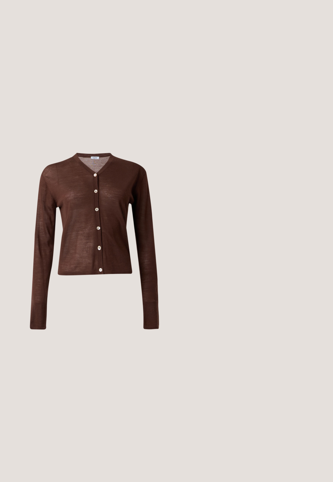 Bruine cardigan met lange mouwen, knopen en V-hals met zes lichtgekleurde knopen, afgebeeld tegen een effen lichte achtergrond.; Zwarte korte mouwen top van zacht stof, met een ronde halslijn en een aansluitende vorm met subtiele schouderaccenten. Etiket zichtbaar.; Zwarte hoge taille wijde broek met plooien aan de voorkant en riemlussen, platliggend op een lichtgrijze achtergrond.; Zwarte leren damesschoen met platte zool, puntige neus en lage hak, zijwaarts afgebeeld tegen een effen lichtgrijze achtergrond.; Kleine bordeauxrode leren clutch-portemonnee met zilverkleurige metalen sluiting en polsbandje op een witte achtergrond.; Zwarte leren riem opgerold met een zilveren metalen afgeronde gesp op een effen witte achtergrond.
