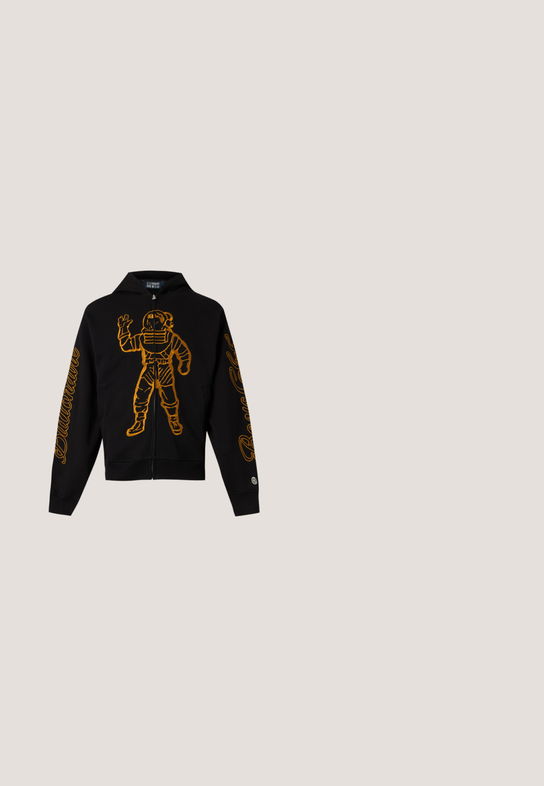 Zwarte hoodie met rits met oranje astronautafbeelding aan de voorkant en oranje tekst langs beide mouwen.; Zwarte katoenen t-shirt met een grote, gedurfde "ICECREAM" grafiek in geel en rood, met een tekstuur en patroonontwerp op de letters.; Tijgerprint broek in bruin, tan en zwart. Voorzien van een elastische tailleband en een ontspannen, recht model. Lichtgewicht stof.; Zwarte leren lage schoen met dikke zool, metalen oogjes, decoratieve zilveren charmes aan de veters en een gestructureerde loopzool.; Zwarte tote bag van gladde stof met twee zwarte handvaten, voorzien van een gouden "MOSCHINO" logo en een rits bovenaan.; Zilveren manchetknopen in de vorm van teckels die gestreepte truien dragen in blauw, groen, rood, geel en zwart.