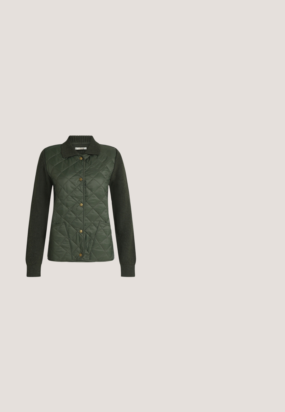 Donkergroene doorgestikte jas met gebreide mouwen en kraag, voorzien van drukknoopsluiting aan de voorkant en twee schuine voorzakken.; Beige korte mouw gebreide trui met ronde hals en rechte zoom, weergegeven op een effen lichte achtergrond.; Heren blauwe spijkerbroek met een recht model, vijf zakken en een knoopsluiting. Kenmerkt zich door lichte vervaging en gestikte details.; Tan suède sneaker met ronde neus, veters aan de voorkant en een crèmekleurige rubberen zool. Voorzien van een kleine zilveren accent en een geperst logo op de hiel.; Bruine leren shopper met een gladde textuur, minimalistisch ontwerp, lange handvatten en een kleine decoratieve kwast detail.; Een paar goudkleurige creolen met zilverkleurige accenten en geribbelde textuur op een lichte achtergrond.