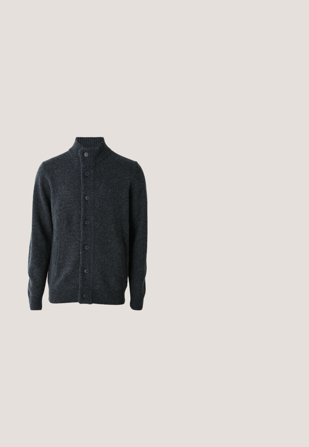 Donkergrijze cardigan van gebreide stof, met een geribbelde hals, een knoopsluiting aan de voorkant en lange mouwen met geribbelde manchetten en zoom.; Zwarte T-shirt met lange mouwen van katoen. Heeft een ronde hals en een klein wit "BOSS" logo op de linkerbovenborst. Eenvoudig ontwerp.; Lichtgroene broek met een rechte pasvorm, met een vlakke tailleband, twee zijzakken en een gladde stoftextuur. Geen zichtbare patronen of metalen onderdelen.; Bruine leren instapschoenen met een gestructureerd oppervlak en een contrasterende lichtbeige zon, voorzien van een ronde neus en minimale stikseldetails.; Zwarte leren reistas met twee bovenhandvaten, een afneembare schouderband en een ritsvak aan de voorkant voor extra opbergruimte.; Een paar rechthoekige zilveren manchetknopen met zwarte emaille-inzetten en draaibare sluitingen op een witte achtergrond.