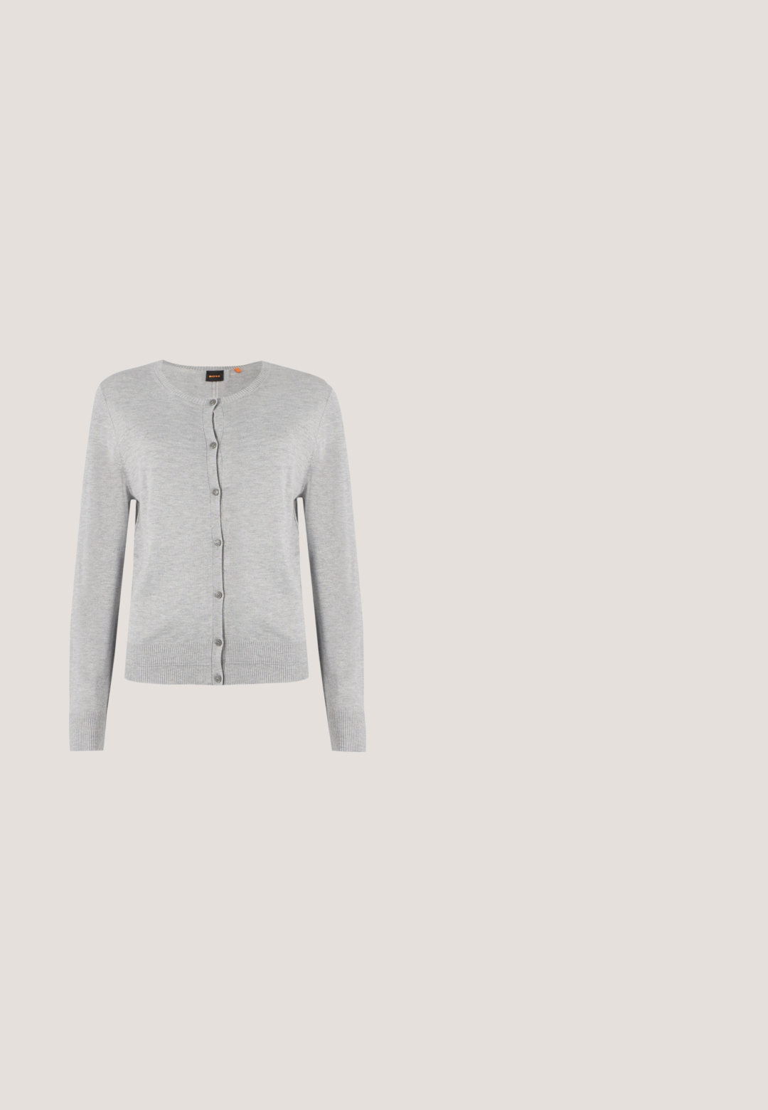 Grauer gestrickter Cardigan mit langen Ärmeln, rundem Halsausschnitt und Knopfverschluss. Mit geripptem Saum und Bündchen. Glatte Textur.; Graues T-Shirt mit kurzen Ärmeln aus weichem Stoff und rundem Ausschnitt. Mit hell gefärbtem, aufgesticktem "Boss"-Logo auf der Brust.; Graue, weite Hose aus strukturiertem Stoff; verfügt über einen elastischen Bund und gefaltete Vorderdetails. Sauberes, minimalistisches Design.; Schwarzer Leder-Slingback-Schuh mit spitzer Kappe, hohem Blockabsatz und beigegefüttertem Innenraum vor hellem, einfarbigem Hintergrund.; Schwarze Lederhandtasche mit einem einzelnen, geschwungenen Griff, glatter Textur und einem dezenten Logo vorne. Minimalistisches Design und ein geräumiges Inneres.; Silberne Ohrringe mit zwei länglichen Stäben, die jeweils mit kleinen, klaren Strasssteinen in einem linearen Muster besetzt sind. Mit Klappverschluss.