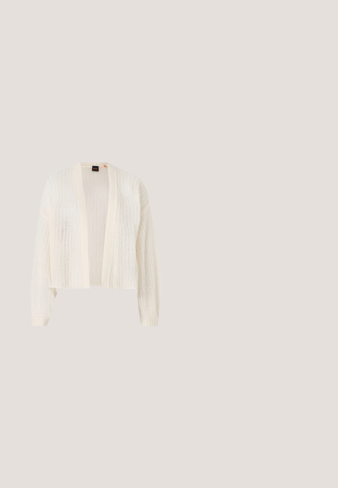 Lichtgewicht open gebreide cardigan in off-white, met lange mouwen en een cropped lengte. Geen sluitingen of extra kenmerken.; Witte, mouwloze top met een hoge halslijn, met een geribbeld textuur en een getailleerd ontwerp. Merkenlabel "BOSS" zichtbaar op de kraag.; Witte, hooggetailleerde, wijd uitlopende pantalon met plooien aan de voorkant en een verborgen ritssluiting.; Beige platte slingback schoen met puntige neus, lage zwarte hak en een glad leren afwerking, zijaanzicht op een effen achtergrond.; Roomkleurige rechthoekige handtas met een enkele draagband en een ritssluiting aan de bovenkant, met een klein ingegraveerd logoplacaat op de voorkant.; Gouden ronde oorbellen met aan elke oorbel twee kleine zilveren ringetjes, met subtiele gegraveerde merknamen, geplaatst op een witte achtergrond.