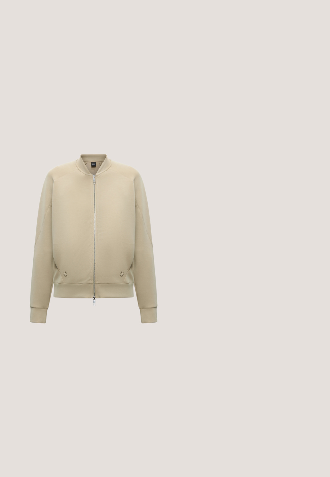 Beige bomberjack met volledige voorrits, geribde kraag, manchetten en zoom, en onopvallende zijzakken.; Wit T-shirt met korte mouwen en ronde hals, met een kleine rode Guess-logodriehoek op de linkerborst tegen een effen achtergrond.; Donkerblauwe denim jeans met een hoge taille, wijdere pijpen en een traditionele vijf-pocketdesign. Heeft zichtbare stiksels en een knoopsluiting aan de voorkant.; Beige sneaker met patroon, met crèmekleurige veters en zool, zwevend boven een betegelde houten vloer buiten vlak bij een groene bladplant en een grijze muur.; Bruine Guess halve maan handtas met monogrampatroon, gouden hardware, enkele band en decoratieve hangende sleutelhangers op een witte achtergrond.; Oorknopjes in goudkleur met twee hartvormen bezet met transparante stenen en twee ronde ontwerpen met een logo omringd door heldere kristallen.