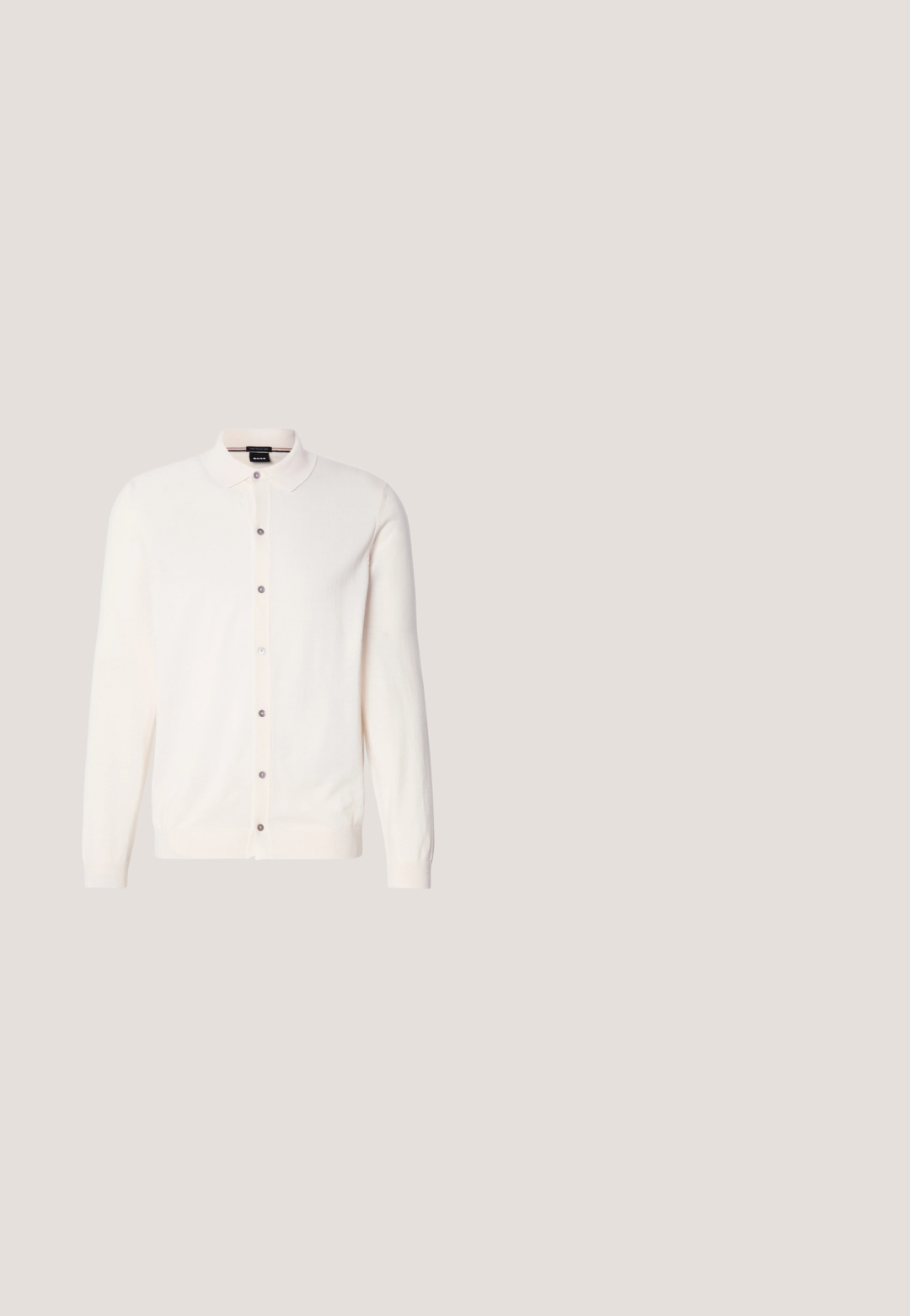 Cardigan crème clair en tissu doux, avec un col, des manches longues et une fermeture à boutons sur le devant avec des boutons gris contrastants.; T-shirt sans manches blanc à col rond avec un logo "BOSS" discret brodé sur la poitrine et une étiquette noire sur le col.; Pantalon en coton beige clair avec une coupe droite, dotés d'une fermeture à bouton à l'avant et de poches standard, texture lisse et sans motifs.; Mocassin beige en suède avec un bout cousu, design à enfiler et semelle en caoutchouc noir. Présente un logo discret sur le côté.; Lunettes de soleil avec monture transparente, verres dégradés marron et branches fines de couleur claire, marquées "HUGO" sur les verres et les branches.; Ceinture en daim marron à la texture lisse, avec une boucle en métal argenté et un design simple. Dispose d'une doublure en cuir et de détails de couture.