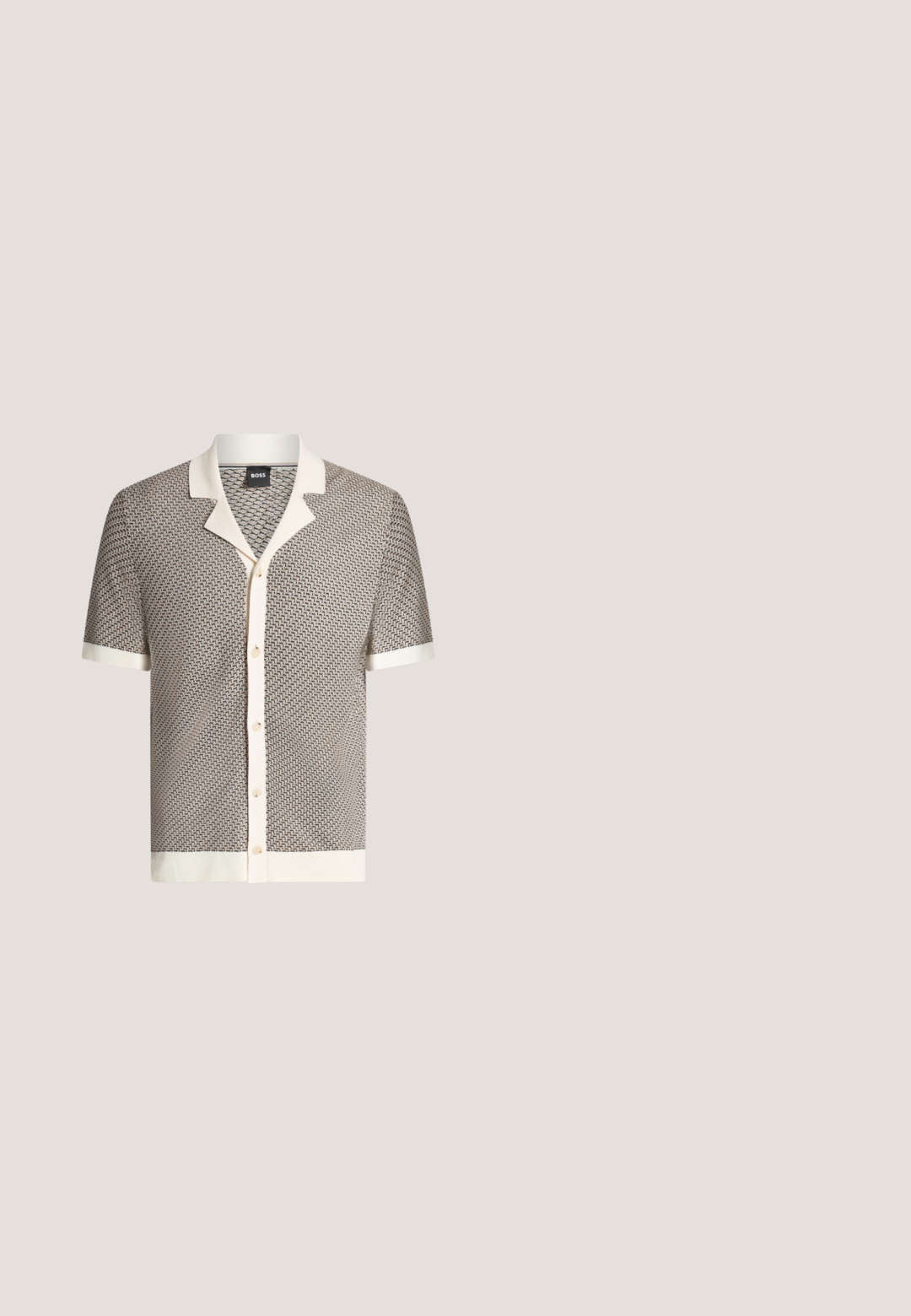 Camisa de manga corta con botones, con cuello, puños y bajo en color crema, con un pequeño patrón geométrico repetido en tonos neutros.; Chaqueta de botones color azul marino hecha de una tela de textura suave. Presenta dos bolsillos en el pecho y un cuello puntiagudo, con cuatro botones en la parte delantera.; Pantalones beige ajustados con una textura suave, frente plano y piernas rectas. Presentan trabillas para el cinturón y una cremallera oculta.; Mocasines de cuero marrón con un acabado suave, costura al estilo mocasín, puntera elevada y una suela de goma baja y flexible.; Maletín de cuero marrón con asas superiores, herrajes plateados y correa de hombro ajustable sobre un fondo claro y liso.; Cinturón de cuero marrón con una textura suave, hebilla rectangular de metal plateado y una sutil marca en la correa.