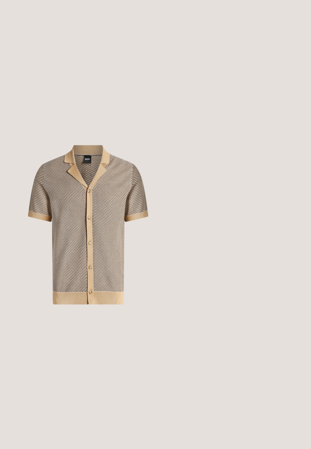 Chemise en maille beige et marron à manches courtes avec un motif géométrique, patte de boutonnage devant, col et poignets contrastants.; Veste boutonnée vert foncé avec col et trois poches devant, dont une poche poitrine, manches longues et étiquette Boss à l'intérieur du col.; Shorts en coton beige à coupe droite, dotés d'une ceinture en cuir marron et de poches latérales, avec une texture lisse et des ourlets soigneusement finis.; Botte Chelsea en cuir marron avec panneaux élastiques sur les côtés, une languette à l'arrière et un petit talon empilé. Texture lisse avec bout arrondi et un design minimaliste.; Lunettes de soleil carrées en écaille de tortue avec des verres marron et des branches vert foncé ornées d'accents dorés et rouge-vert-blanc rayés.; Trousse de toilette en cuir marron avec une surface texturée, fermeture éclair et une poignée latérale. Forme rectangulaire, bords lisses, détail de marque minimal.