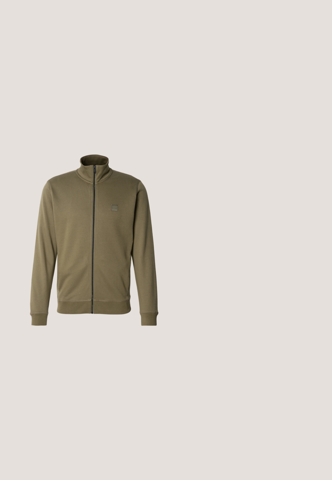 Oliven grøn zip-up jakke lavet af blødt stof med høj krave, ribbede manchetter og et lille logo-patch på venstre bryst.; Langærmet beige T-shirt lavet af bomuld, med rund halsudskæring og et lille sort "BOSS"-logo på venstre bryst. Glat tekstur.; Mørkeblå jeans med slim fit, foran lukning med knapper og lynlås, fem lommer og let falmning på lårene.; Mørkebrune læder ankelstøvler med snørebånd, sort gummisål og trækstrop bagpå, set fra siden.; Sorte solbriller med firkantet stel, grå linser, guld detaljer på stængerne og en blank finish. Distinkt snit ved næsebroen.; Sort rektangulær crossbody taske med justerbar rem og BOSS-logo foran, sat mod en ensfarvet lys baggrund.
