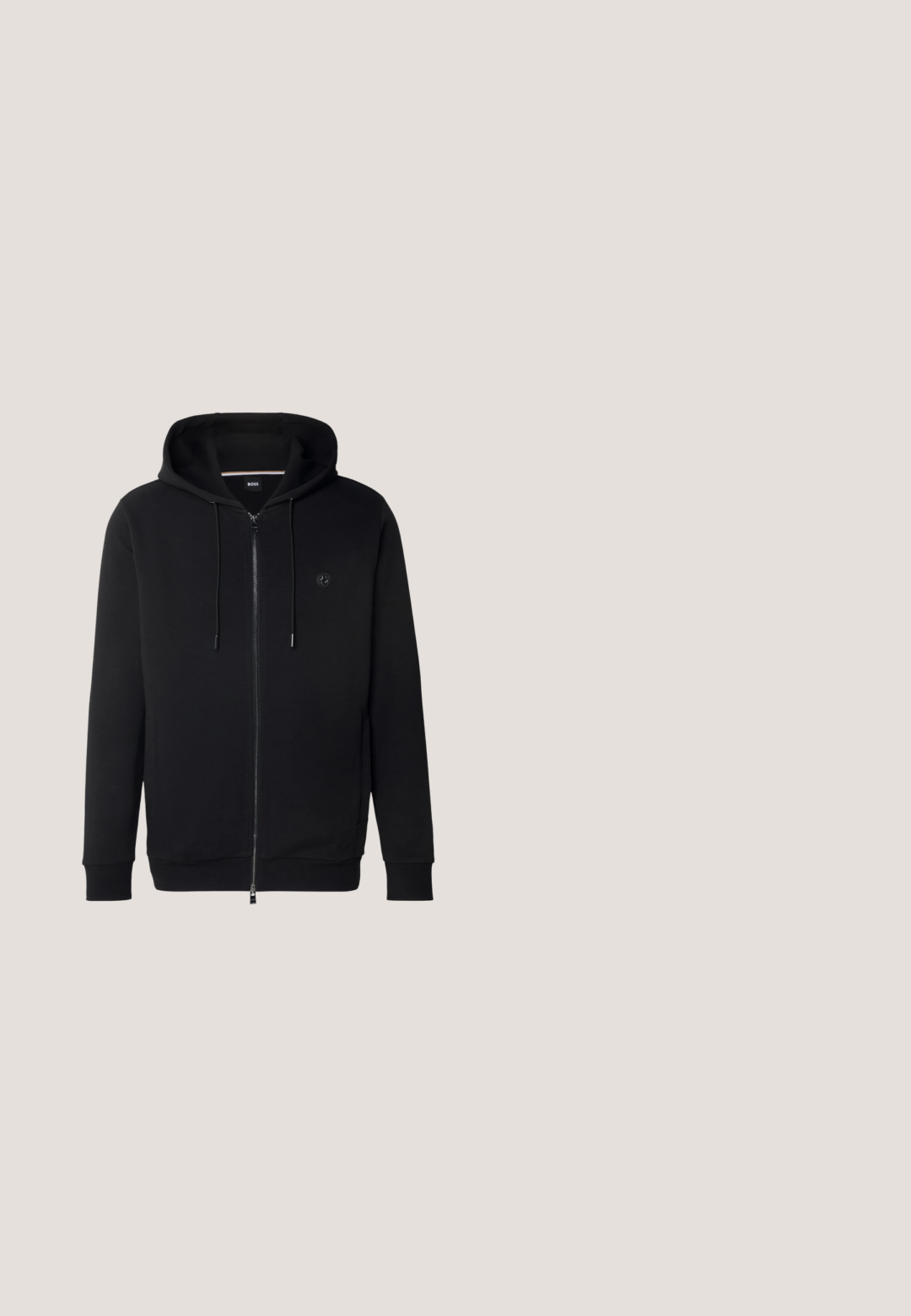 Sort zip-up hættetrøje lavet af glat bomuldsstof. Har snoretræk i hætten og logodetalje på brystet med ribbede manchetter og kant.; Sort kortærmet t-shirt lavet af blødt stof, med V-hals design og en enkel, glat tekstur uden mønstre eller accenter.; Olivengrønne fløjlsbukser med afslappet pasform, der har folder, elastisk talje og tapered ben. Struktureret stof med lodrette ribber.; Sort læder herre loafer med moc-tå syning, penny strop, struktureret krave og lav stablet hæl på hvid baggrund.; BOSS Solbriller - black; Sølvmetalarmbånd med rektangulære led, en poleret overflade og små cirkulære accenter, designet til at sidde tæt omkring håndleddet.