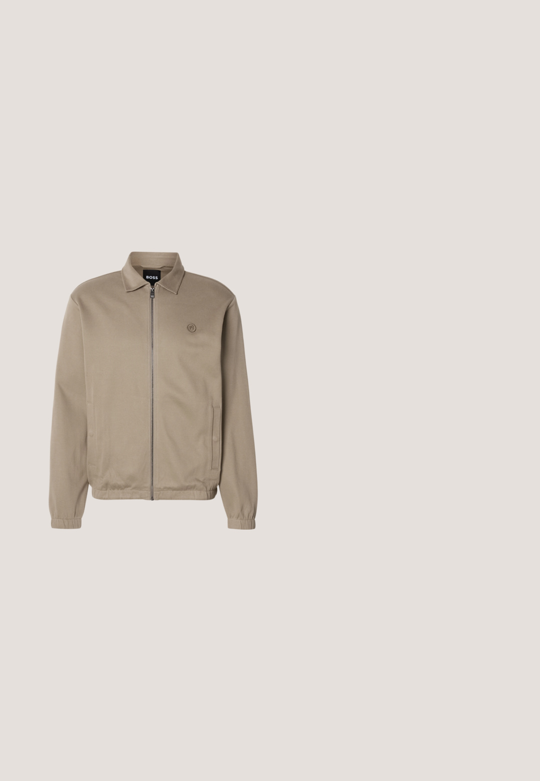 Chaqueta beige con cremallera, cuello, puños elásticos, bolsillos laterales y un logo tonal en el lado izquierdo del pecho. Tejido suave con un diseño casual.; Polo beige de manga corta con cuello en V y cuello acanalado, hecho de material suave, con dobladillo recto y diseño minimalista.; Vaqueros de mezclilla azul claro de pierna recta con botón delantero, cierre de cremallera y diseño de cinco bolsillos, mostrados sobre fondo blanco.; Zapatilla blanca de cuero con punta redondeada, diseño minimalista, cordones grises y suela de goma texturizada gris. Detalles de costura sutiles visibles.; Gafas de sol con montura cuadrada negra, lentes oscuras y patillas delgadas sobre una superficie blanca.; Bolsa para portátil de nylon negro con dos asas, una correa desmontable, un bolsillo con cremallera y un branding sutil. Superficie texturizada con un diseño elegante.