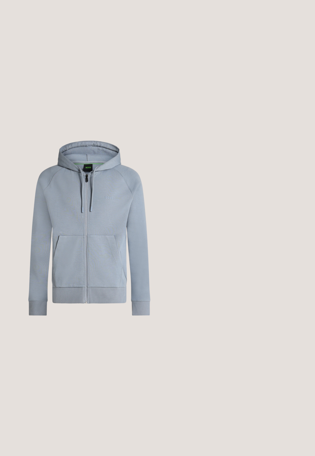 Sweat à capuche zippé gris clair avec poches avant, cordon de serrage à la capuche, poignets côtelés et petit logo "BOSS" sur la poitrine.; Veste sans manches gris clair avec col montant, fermeture éclair à l'avant, poches latérales et petit logo "BOSS" sur la poitrine gauche.; T-shirt gris clair à manches courtes avec col rond et petit logo noir « BOSS » sur la poitrine gauche.; Pantalon cargo gris clair avec taille élastique, cordon de serrage, poches latérales à rabat et chevilles resserrées.; Baskets gris clair en cuir lisse, avec des accents noirs et une semelle en caoutchouc. Les lacets sont soigneusement noués et une étiquette de la marque est visible.; Sac de voyage rectangulaire noir avec doubles poignées, bandoulière réglable, poche zippée à l'avant et petit logo "BOSS" à l'avant.