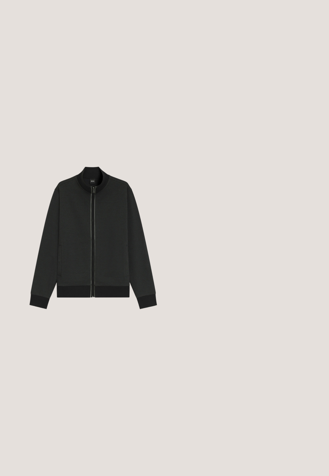 Schwarze Bomberjacke mit Reißverschluss, geripptem Kragen, Bündchen und Saum, mit dezent strukturierter Stoffqualität und seitlichen Taschen.; Dunkelgrünes Langarm-Polo mit zwei Knöpfen, einem Kragen und kleinem "BOSS"-Logo auf der linken Brust.; Schwarze Hose mit hoher Taille, vorderen Falten, Gürtelschlaufen, Knopf- und Reißverschluss sowie einem roten Etikett innen am Bund.; Schwarze Leder-Ankle-Boots mit glatter Textur, elastischen Seitenpanelen und einer Zuglasche auf der Rückseite. Rundspitze und Gummisohle.; Sonnenbrille mit schwarzem Kunststoffrahmen, blaufärbigen Gläsern, quadratischem Design und blauen Akzenten an den Bügeln trägt den Markennamen "HUGO."; Schwarze Leder-Reisetasche mit zwei oberen Griffen, abnehmbarem Schulterriemen und kleinem "Hugo"-Logo, das in der Nähe des oberen Reißverschlusses zentriert ist.