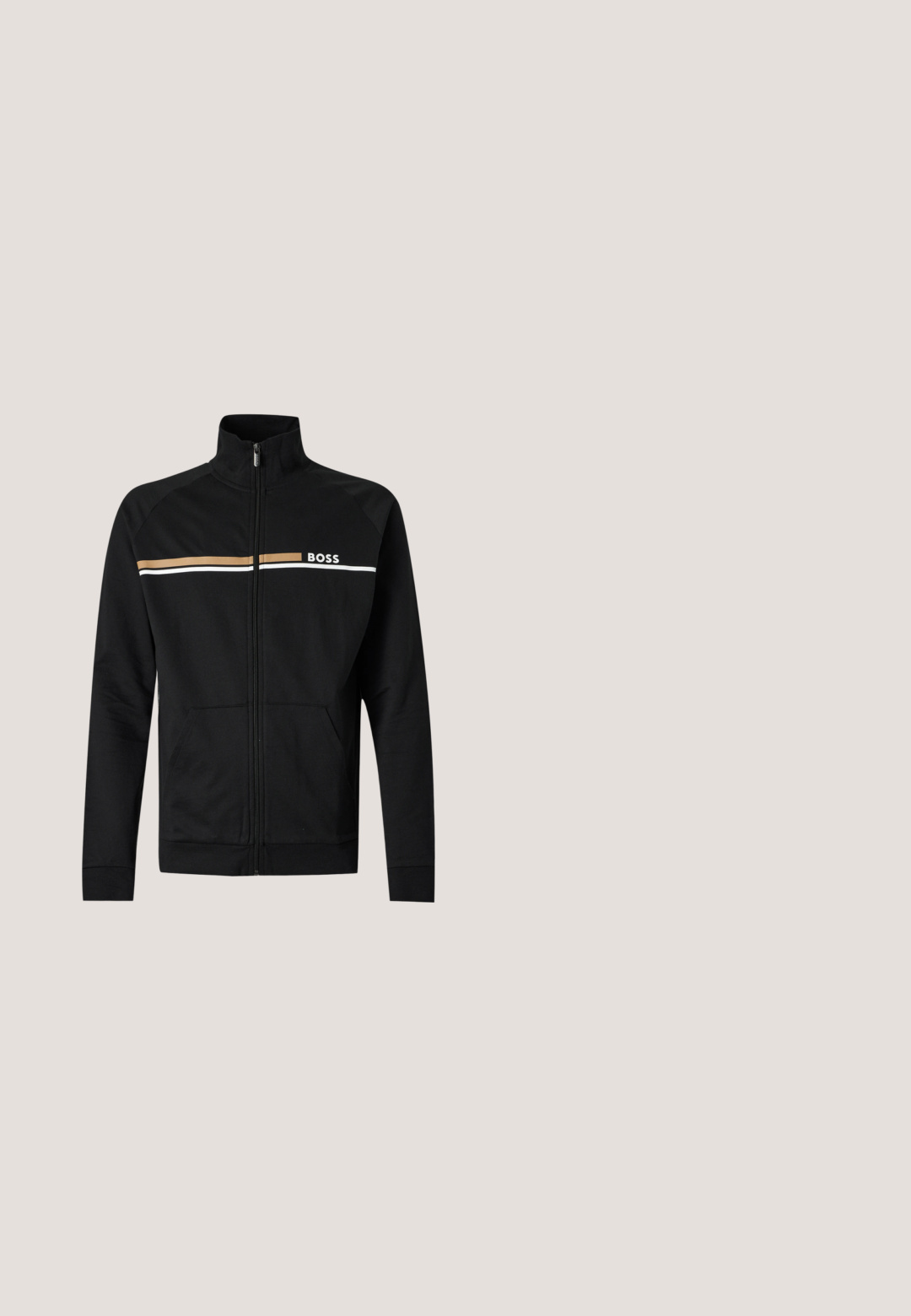 Veste noire zippée avec col haut, rayures horizontales beige et blanches, poches avant et logo "BOSS" sur la poitrine.; T-shirt noir à manches courtes avec col rond et petit logo circulaire blanc représentant une balle de tennis et le texte « BOSS TENNIS CLUB 1997 » sur la poitrine.; Pantalon de survêtement gris clair fuselé avec taille élastique, cordon de serrage réglable, chevilles retroussées et petit logo blanc sur la cuisse droite.; Bottine Chelsea en daim noir avec empiècements latéraux élastiques, languette à l'arrière et semelle basse texturée.; BOSS Lunettes de soleil - black; Grand sac de sport marron clair et noir avec poignées en cuir noir et bandoulière amovible, forme rectangulaire, logo BOSS sur le devant.