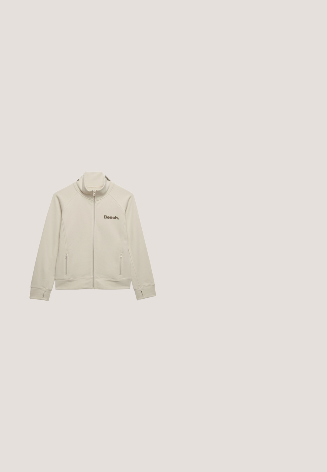 Beige jas met rits en hoge kraag, duimgaten in de manchetten, twee voorzakken met ritssluiting en het "Bench."-logo op de linkerborst.; Grijze t-shirt met korte mouwen van katoen en een ronde hals. Bevat een grafisch ontwerp van "SUPERDRY STATE ATHLETICS" in marineblauw en een klein detail van de Amerikaanse vlag.; Superdry & Co LOGO RACER  - Trainingsbroek - rice white; Bruine suède sneakers met grijze mesh accenten, witte veters en een grijs 'N' logo. Rubber zolen met een lichte profiel voor grip.; Beige canvas draagtas met twee handvatten. Aan de voorkant staat in marineblauwe tekst: "SUPERDRY STATE ATHLETICS COACHING DEPT." en een kleine afbeelding van de Amerikaanse vlag.; Zilveren kettingarmband met verlengde schakels en een hartvormige bedel. Gladde textuur met een glanzende afwerking, voorzien van een veilige sluiting.