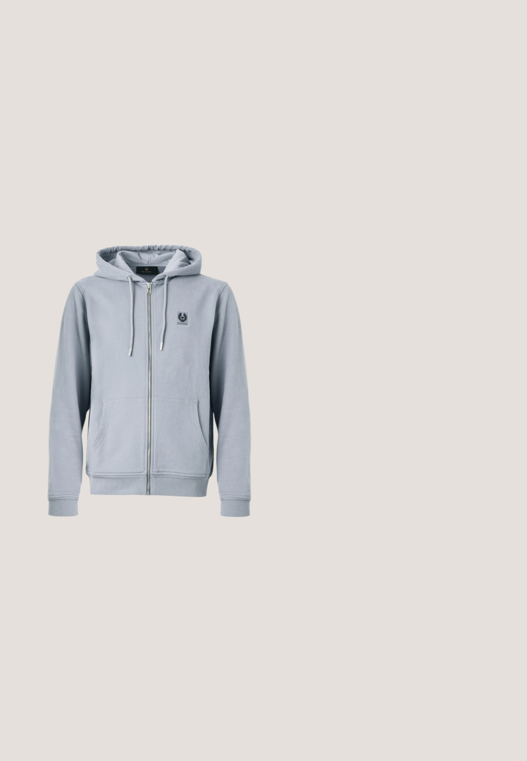 Sudadera con capucha gris claro con cremallera, bolsillos frontales, cordones en la capucha y un pequeño parche negro con logo en el pecho izquierdo.; Camiseta de manga corta de color verde claro con cuello redondo y parche rectangular negro con el logo "Jack & Jones" y texto blanco estilizado.; Shorts de mezclilla de color azul deslavado, de corte recto y ajuste holgado. Cuentan con cinco bolsillos y pasadores para cinturón, además de un sutil patrón desgastado.; Zapatillas deportivas de cuero blanco con punta redondeada, diseño minimalista y suela de goma con textura de ranuras verticales. Cierre de cordones.; Gafas de sol negras con montura cuadrada y lentes oscuras, abiertas y descansando sobre una superficie blanca, vistas en un ángulo ligero que muestra el frente y los laterales.; Riñonera de tela marrón oscuro con bolsillo diagonal con cremallera y pequeño logo blanco en el frontal, sobre un fondo liso y claro.