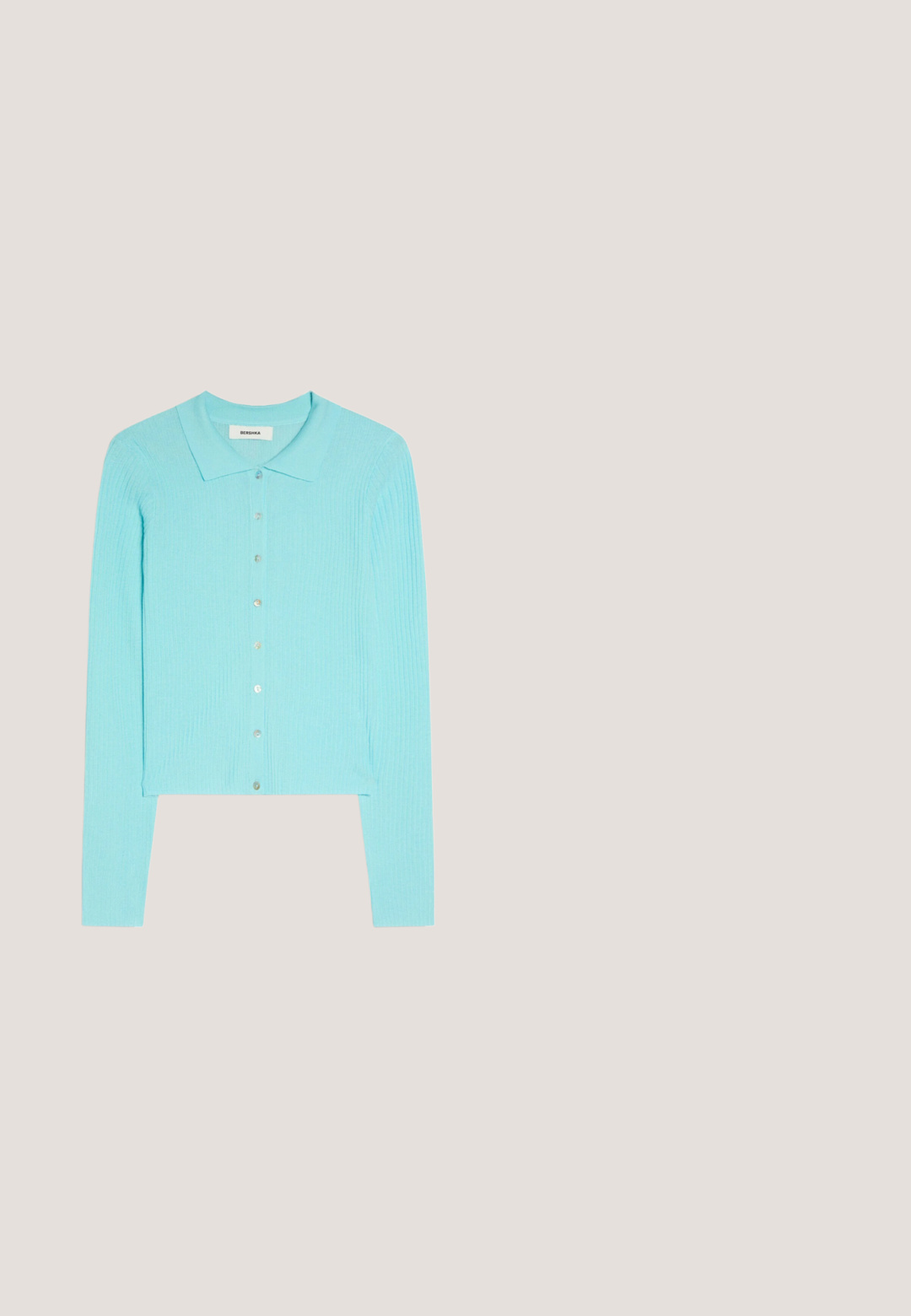 Cardigan côtelé bleu clair à manches longues avec col et fermeture à boutons sur le devant, posé à plat sur un fond blanc.; Débardeur jaune sans manches côtelé avec col en V et étiquette de la marque Bershka sur fond blanc.; Shorts de cycliste taille haute vert citron vif avec coutures plates et petit logo "Tommy Jeans" sur la cuisse gauche.; Baskets épaisses avec un dégradé vert et bleu, côtés en maille filetée, et lacets verts clairs sur fond blanc.; Sac banane en tissu matelassé vert clair avec fermeture éclair noire et tirette, présenté sur un fond neutre.; Boucles d'oreilles en résine verte dans une forme abstraite et courbée avec une finition brillante. Le design présente une attache en clou pour un port facile.
