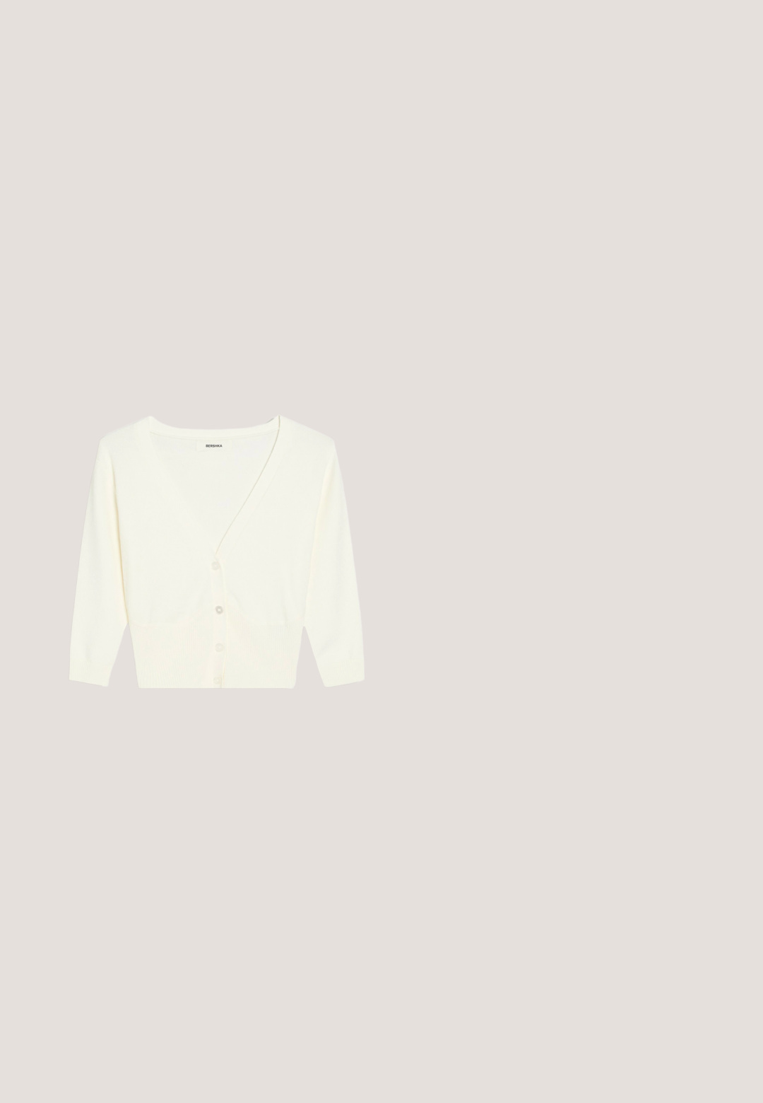 Wit cropped vestje met lange mouwen, V-hals en knopen aan de voorkant, plat gelegd met label zichtbaar bij de hals.; Beige long sleeve wikkel-top met kanten rand langs de halslijn en een bindceintuur in de taille, met subtiele golvende randen aan mouwen en zoom.; Tule rok in zachtroze met een satijnen tailleband. Voorzien van gelaagde doorschijnende stof en driedimensionale bloemapplicaties verspreid over het geheel.; Beige ballerina's met een glad leren bovenwerk, puntige neus en een decoratieve strikdetail. Ze hebben een platte rubberen zool en een elastische rand.; Beige satijnen handtas met grote bijpassende decoratieve strik, parelmoeren handvat en zilveren kettingriem op witte achtergrond.; Witte gewatteerde satijnen hoofdband met kleine strassaccenten aan één kant, tegen een effen lichte achtergrond.