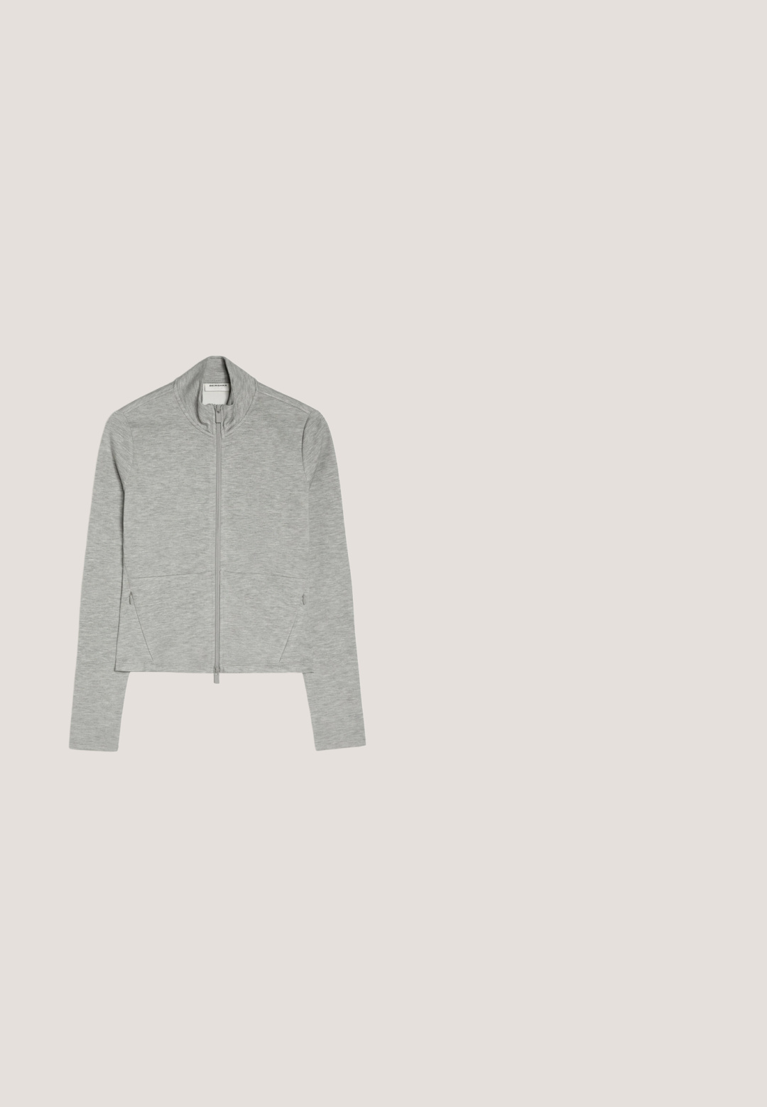 Veste gris clair zippée avec col haut, manches longues et deux poches avant sur coutures, posée à plat sur fond blanc.; Camisole blanche courte avec fines bretelles spaghetti réglables et un décolleté droit.; Pantalon évasé gris clair en tissu doux et texturé, présentant des plis à l'avant et une coupe jambes larges, avec une ceinture lisse.; Baskets à paillettes argentées avec des accents blancs et des lacets gris. Présentent un bout rond et une semelle en caoutchouc marron. La tige texturée apporte un intérêt visuel.; Sac à main Lancaster Paris en cuir gris avec doubles poignées, poches latérales, garnitures dorées et bandoulière amovible sur fond blanc.; Bracelet délicat en chaîne argentée avec cinq petits pendentifs en forme de cœur et un fermoir mousqueton sur un fond blanc uni.