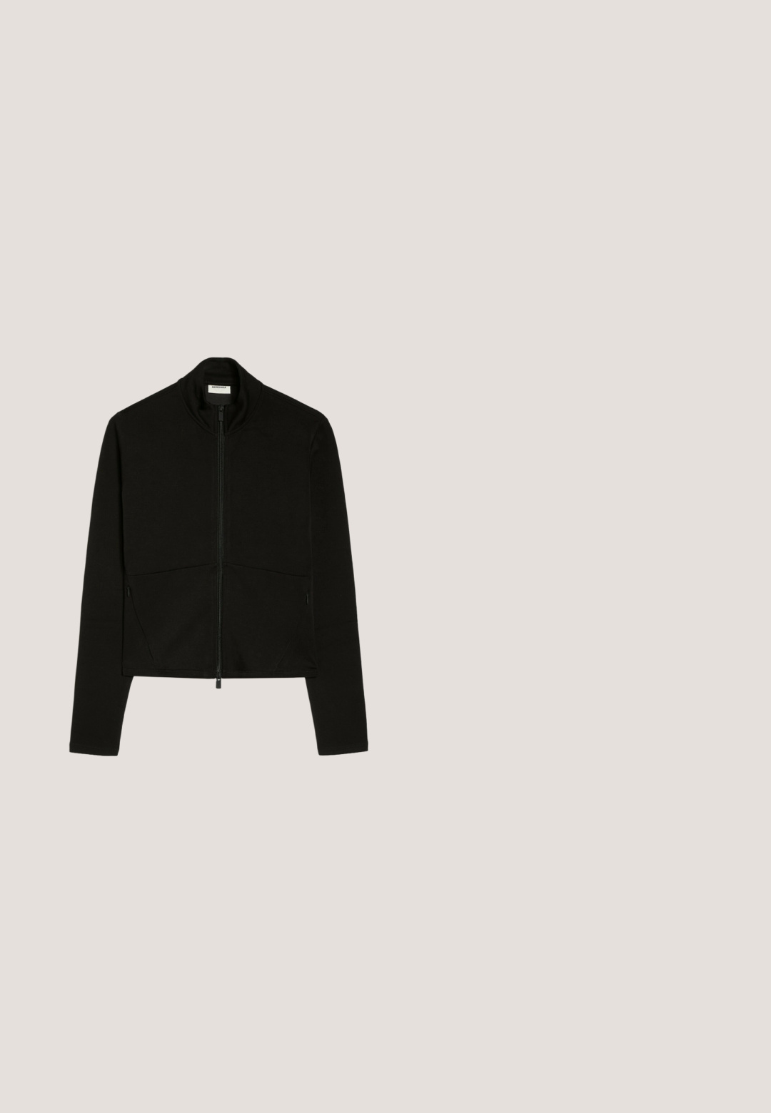 Sort langærmet lynlåsjakke med høj krave, to frontlommer med lynlås og en slim fit-stil på en hvid baggrund.; Sort kortærmet t-shirt lavet af glat stof. Har en rund halsudskæring og en afslappet pasform med en lige kant.; Sorte vide benbukser lavet af blødt stof, med en elastisk talje og snor, uden synlige mønstre eller detaljer.; Sort-hvid lavtop-sneakers med hvide snørebånd og en hvid stribe detaljer på siden, set fra den indvendige side.; Juicy Couture JASMINE SHOPPER - Håndtasker - black; Sølvring med en glat, poleret hjerteformet midtersten på et enkelt bånd mod en hvid baggrund.