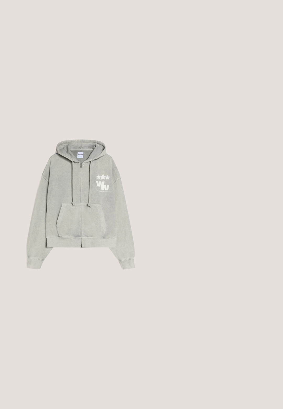 Lysegrå hættetrøje med lynlås, hætte, forlomme, snore og hvidt "WW"-logo med tre stjerner på øverste venstre side.; Hvid T-shirt med korte ærmer med lille orange sol og "The North Face" logo på venstre bryst.; Lyse beige sweatpants lavet af blødt stof, med elastisk talje og snørrebånd, afsluttet med manchetter ved anklerne og en lille trykt logo detalje.; Jordan AIR JORDAN 1 ZM CMFT 2 - Sneakers high - summit white/bicoastal/oxidized green; Sorte solbriller med en rektangulær form, mat overflade og mørke linser. Har underdressed branding på stængerne.; Sølvkædearmbånd med brede led og fire små blomsterformede dekorative vedhæng jævnt fordelt rundt om det.