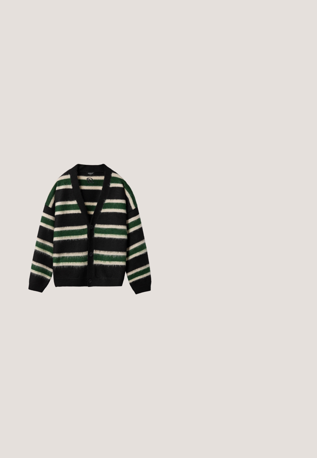 Zwarte cardigan met een groen en wit gestreept patroon. Gemaakt van zacht materiaal, met een diepe V-hals, knoopsluiting en lange mouwen.; Wit mouwloos hemdje met ronde hals en Weekday-merklabel aan de binnenkant van de achterkraag, plat weergegeven op een lichte achtergrond.; Olijfgroene wijde broek van katoen met een gladde textuur, voorzien van een voorzak, riemlussen en een enkele knoopsluiting.; Zwarte leren instapper met een brede band over de voet, rubberen zool met dikke noppen en een gladde textuur. Klassiek, strak ontwerp.; Donkergroene satijnen vlinderdas met bijpassende zakdoek. De vlinderdas heeft een centrale knoop; de zakdoek is gevouwen met een nette rand.; Zwarte leren riem met matte zwarte rechthoekige gesp en drie verstelgaatjes, met een lichte kromming en een geperst „Lee“-logo nabij het uiteinde.