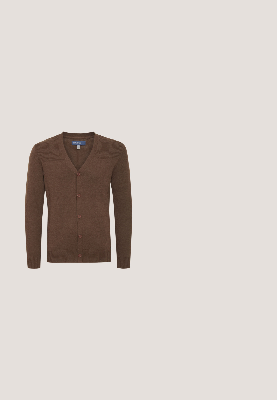 Brun cardigan lavet af blødt materiale, med V-hals, ribbet skuldre og fem knapper ned ad fronten.; Kortærmet skjorte i let stof med en hvid bund og et gentaget blomstermønster i rødt og grønt. Indeholder krave og knapper.; Beige bukser med vide ben lavet af et struktureret materiale. Har lukning med knap foran og to lodrette folder foran.; Brun mokkalær loafer med sort sål, der svæver over en lys beige tæppe, ved siden af en rund, blank brun bordfod.; Et par metal-sølv aviator-solbriller med mørkegrønne linser, der har tynde arme med skildpadde-mønstrede detaljer og en rund form.; Brun vævet læderbælte med en skinnende sølvmetalklips, der har en fletværkstekstur og en glat overflade på clipsstroppen.