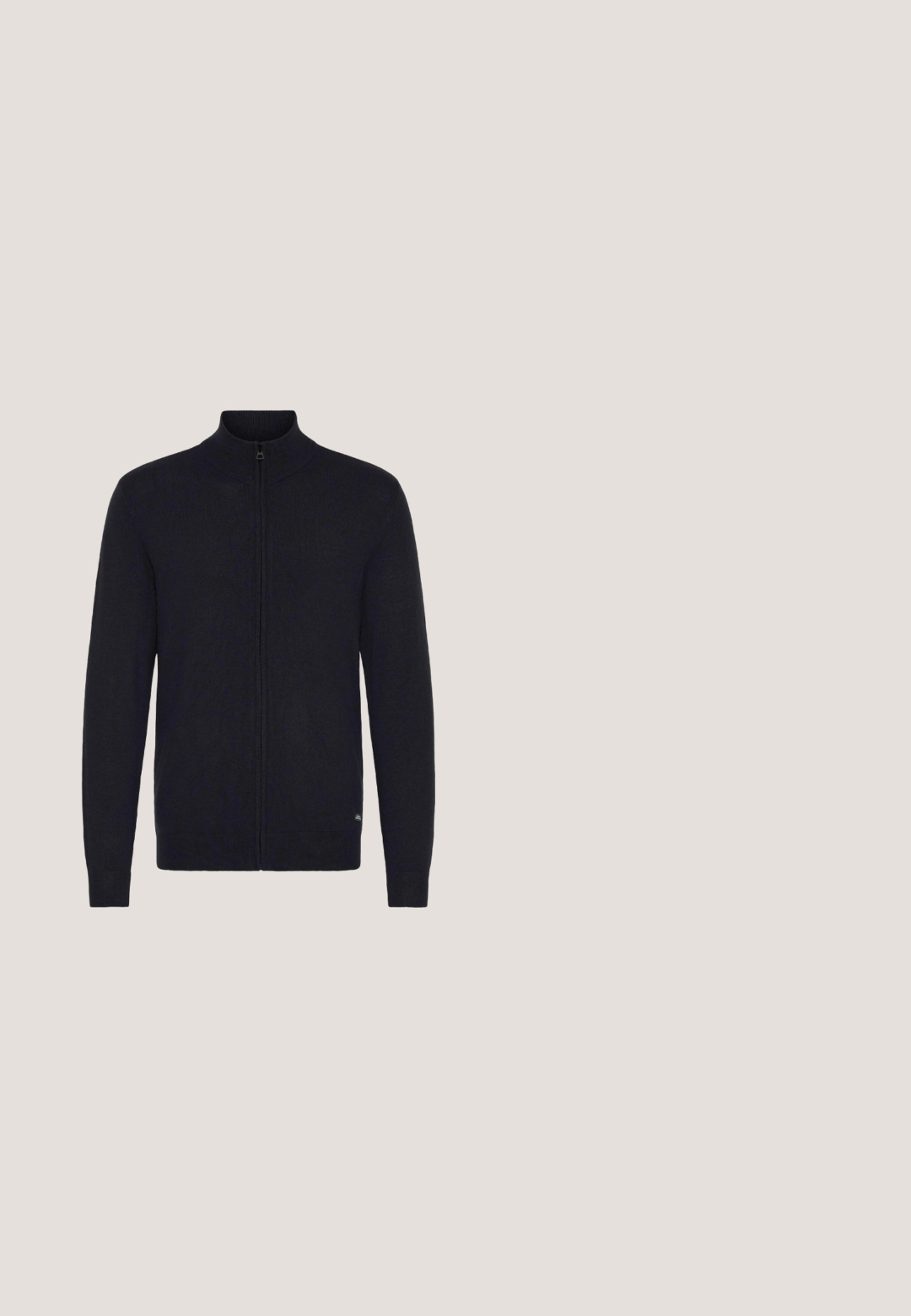 Donkerblauwe zip-up trui met een hoge kraag, geribbelde brei-textuur en lange mouwen. Heeft een minimalistisch ontwerp zonder zichtbare patronen.; Zwarte mouwloze vest gemaakt van fleece met een hoge kraag, drukknoopsluiting aan de voorkant en twee voorzakken. Textuur oppervlak met een zachte afwerking.; Zwarte T-shirt met korte mouwen gemaakt van zachte stof, met een ronde halslijn, drie houten knopen en een klein merklabel aan de zoom.; Marineblauwe formele broek met een getailleerd ontwerp, een gladde textuur en twee voorzakken, met strakke lijnen en een rechte pasvorm.; Zwarte leren lage sneaker met vetersluiting aan de voorkant, geperst logo aan de zijkant en klein detail van de Italiaanse vlag op de hiel.; Zwarte leren schoudertas met een gekorreld textuur, voorzien van een bovenste ritssluiting, verstelbare schouderband en een subtiele logoaccent aan de voorkant.