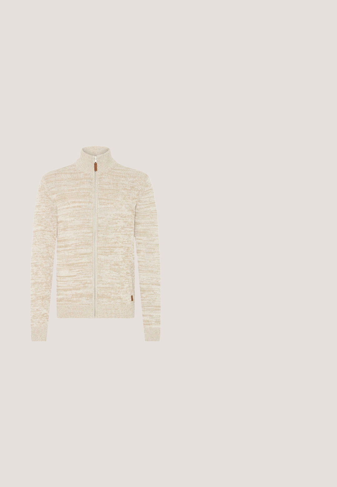 Pull en maille chinée beige et crème avec zip, col haut et manches longues, doté d'une petite languette de tirette brune.; Chemise à manches courtes avec col ; présente des rayures verticales bleues, blanches et rouges ; fabriquée en tissu léger avec des boutons sur le devant.; Shorts en lin beige clair avec taille élastique et cordon, longueur au genou, disposés à plat sur fond blanc.; Baskets en toile pour hommes avec une tige gris foncé et une semelle en caoutchouc. Comprend des lacets ronds et un accent de logo subtil. Design bas.; Une paire de lunettes de soleil aviateur à monture dorée avec des verres vert foncé et des branches noires reposant sur une surface blanche.; Sac fourre-tout en toile avec corps crème, fond et poignées bleu marine. Comprend une poche extérieure et un logo "Les Deux" brodé en cursive.