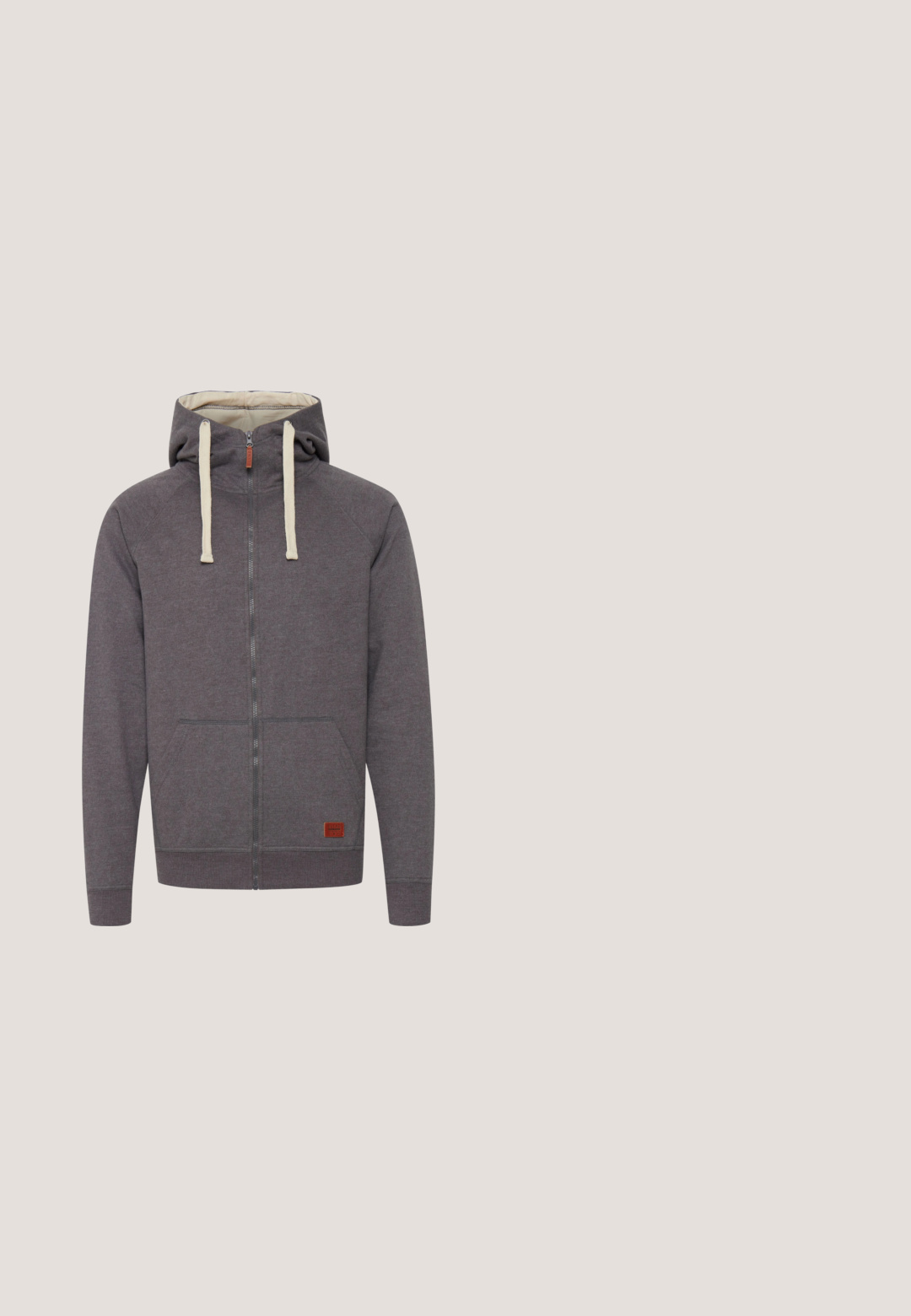 Hallideee zip-up hupit, millel on narmad nööbid, kenguru taskud ja ribaga varrukad. Ees on väike bränditud nahktag.; Hallgray puffy vest, millel lukuga ja hall kapuuts, beežide paeltega. Omab suuri tikitud sektsioone ja küljetaskut. Pruun logoaktsent.; Õlgrohelise lühikeste varrukatega T-särk pehmest ja tekstuuriga kangast, ümar kaeluse ja sirge äärega, millel on minimaalsed õmblused ja puuduvad mustrid.; Mustad musta värvi cargo püksid, mis on valmistatud vastupidavast puuvillast, kahe küljetasku, sirge lõike ja nööbiga sulgemisega vöö kohal.; Marco Tozzi Kõrge servaga tossud - dkgreen comb; Mustad mustaklaasid tekstureeritud raami ja siniste läätsedega, millel on klassikaline ristkülikuline kuju ja kerge ümardatud servad.