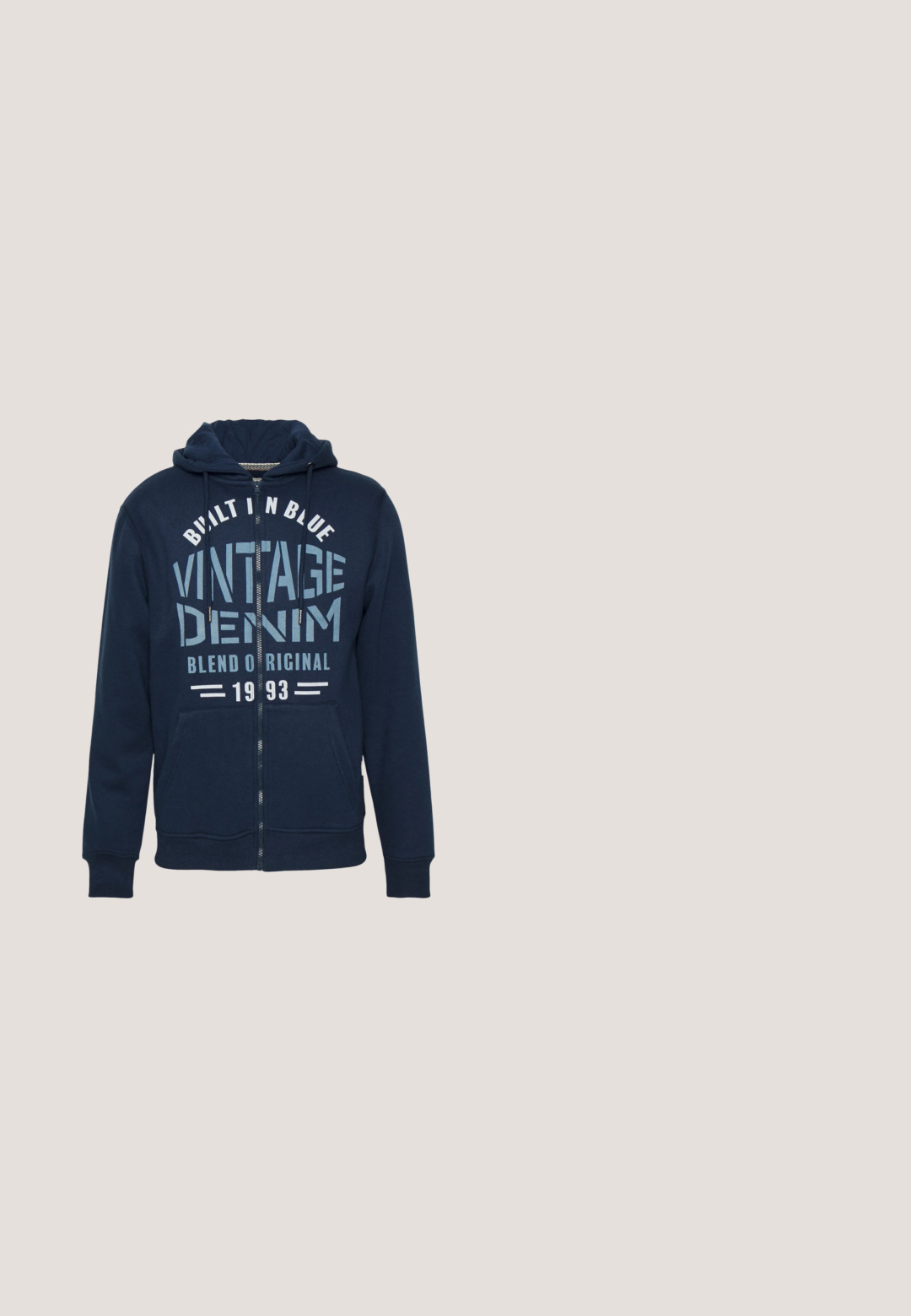 Marineblå zip-hoodie i en bomuldsblanding, med et grafisk tryk og teksten "VINTAGE DENIM" samt forlommer. Justerbar snøre i hætten.; Marineblå puffervest med høj krave, frontlynlås og vandret quiltet mønster. Har et lille grønt logo øverst til venstre.; Sort poloshirt med korte ærmer, to-knaps åbning og lille broderet GANT-logo på venstre bryst.; Grå bomulds sweatpants med elastisk talje, snøre, sidelommer og et lille gult logo på låret. Tapered ben design.; Beige og brun Nike Air Force 1 sneaker med snørebånd, svævende over en betonoverflade med trapper i baggrunden.; Sorte plastiksig saucer med rektangulære linser, polarisede linser og metalliske detaljer på stellet for forbedret holdbarhed.