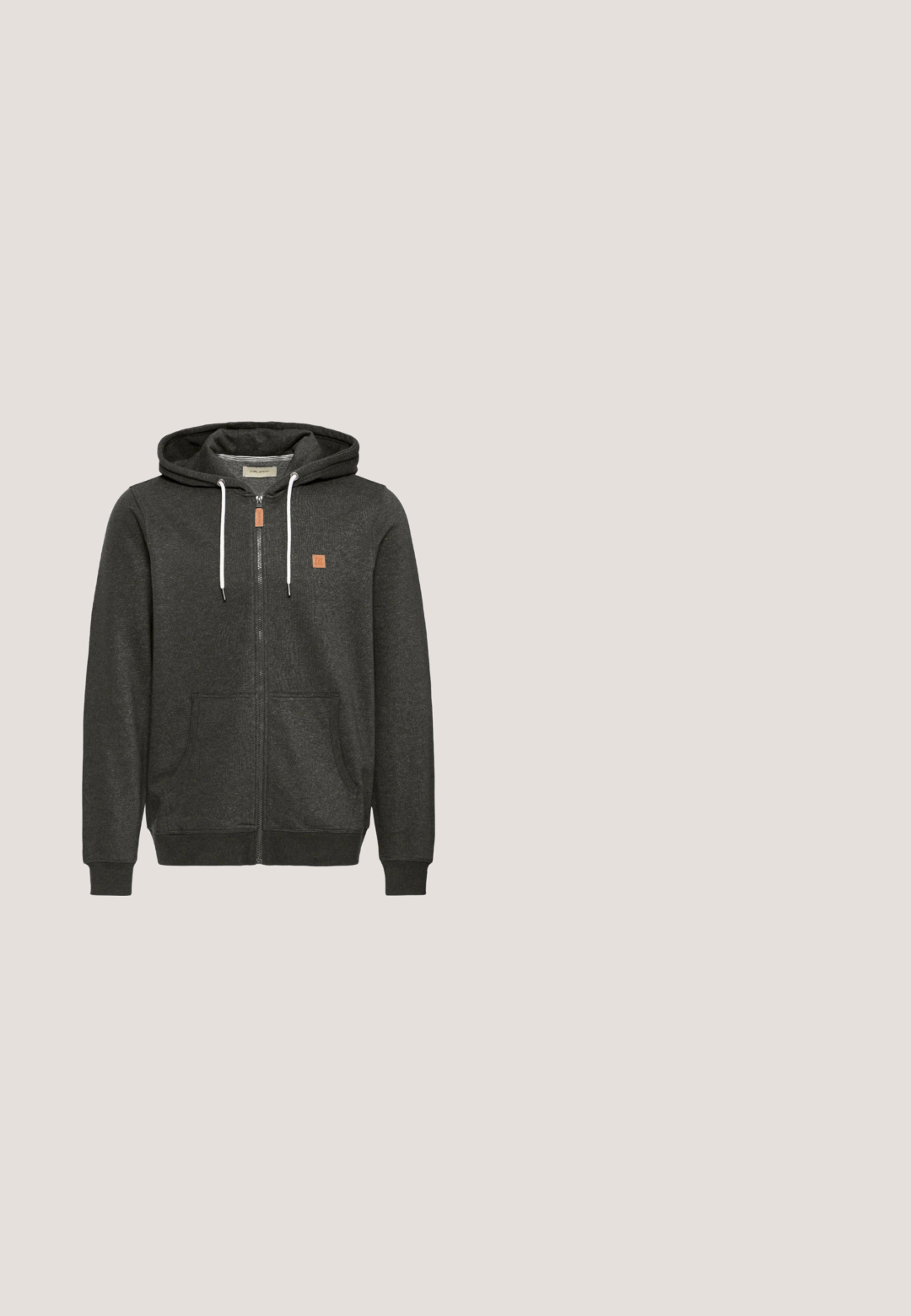 Donkergrijze hoodie met een volledige rits, twee voorkeurszakken, witte trekkoorden en een klein leren logopatch op de borst.; Zwarte puffer vest met hoge kraag, ritssluiting aan de voorkant en horizontaal gestikte patroon. Lichtgewicht materiaal, zonder mouwen en met zijzakken.; Bruine katoenen T-shirt met korte mouwen, ronde hals en zwarte geborduurde tekst "Rebelfined Rebel" op de borst.; Lichtblauwe denim jeans met een rechte pijpontwerp, voorzien van vijf zakken, een knoopsluiting en subtiele vervagingen op de stof.; Witte lage sneaker met zwarte accenten, crèmewitte zool, veters, en de tekst "Jeans Pepe" op het zijpaneel.; Grijze crossbodytas met zwarte verstelbare band, voorflap beveiligd met een zwarte gesp, met een vierkante Karl Lagerfeld Jeans logo patch.