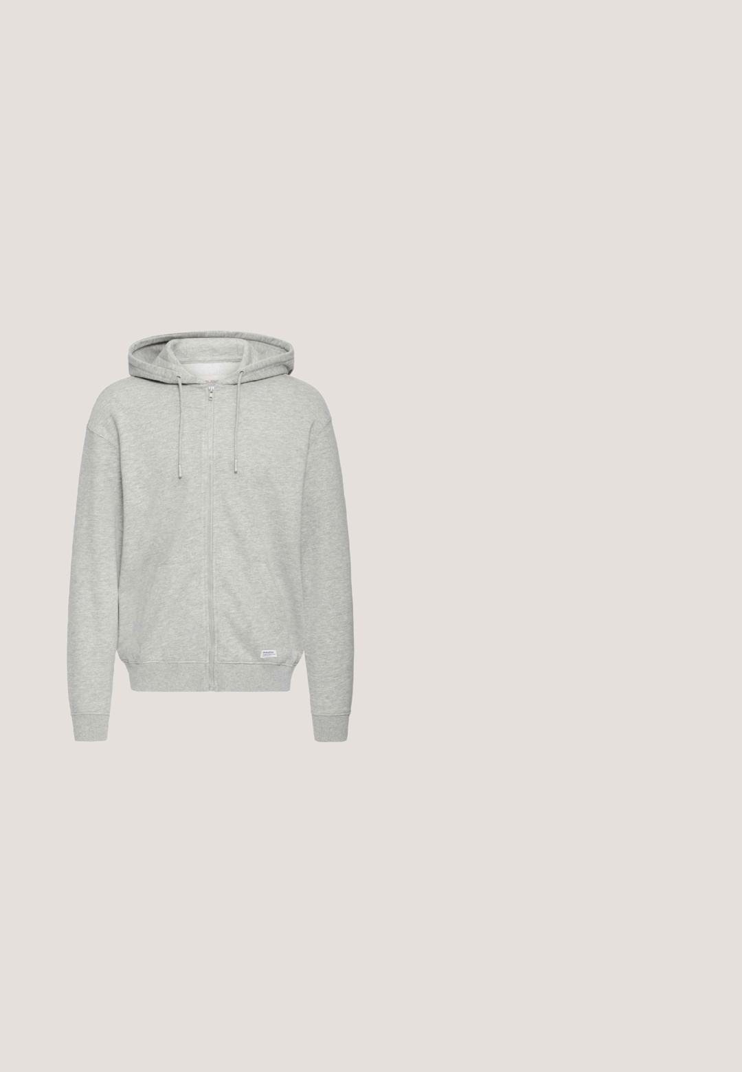 Vue de face d'un sweat à capuche zippé gris clair avec une capuche, présentant une texture lisse, des cordons de serrage et des poches latérales.; Gilet rembourré gris avec col montant, fermeture éclair sur le devant et deux poches latérales. Doté de coutures verticales et horizontales pour la texture et l'isolation.; T-shirt gris à manches courtes fabriqué en coton doux. Il présente un col rond, une coupe décontractée et un design minimaliste sans motifs ni accents.; Pantalons de survêtement gris en tissu doux, dotés d'une taille à cordon, de poignets côtelés et d'un design décontracté avec une texture lisse.; Baskets basses gris clair et blanches avec lacets blancs, semelle en caoutchouc gomme, et marquage "Jack & Jones" sur le côté et le talon.; Sac en tissu gris avec des accents en cuir noir, forme carrée, poche zippée à l'avant et logo en patch. Bandoulière ajustable incluse.